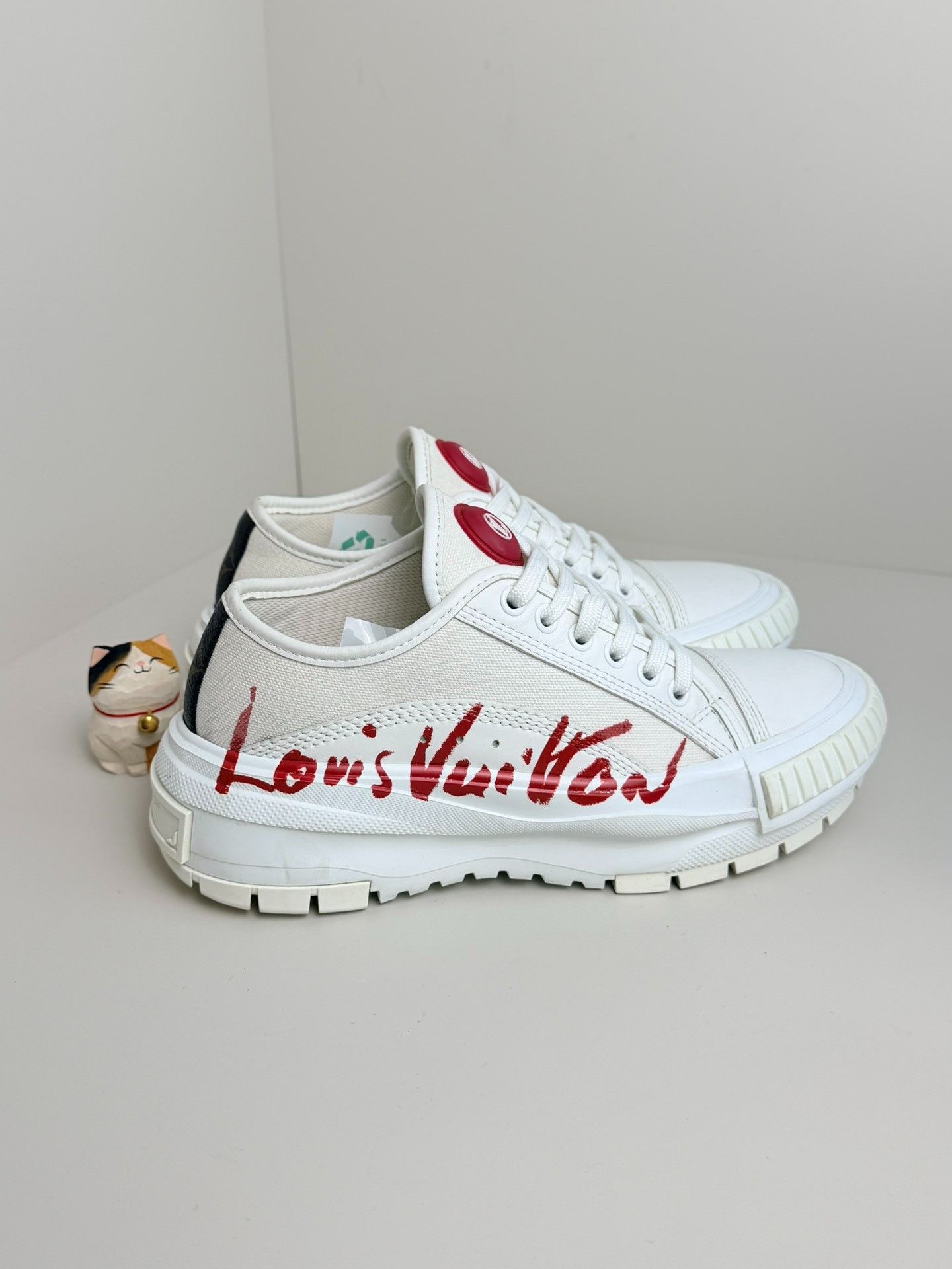 Louis Vuitton Louis Vuitton White Lowtop Sneakers us_5-5 Women Size US 5.5 / IT 35.5 - 2 Thumbnail