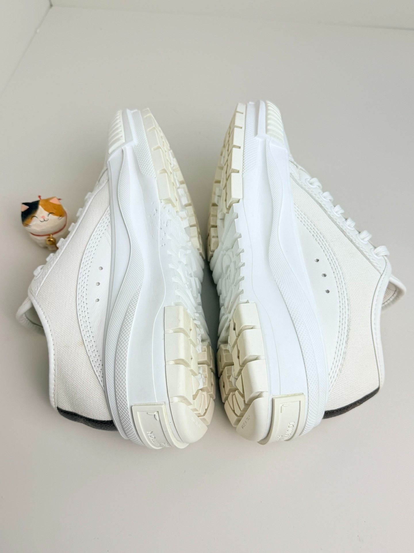 Louis Vuitton Louis Vuitton White Lowtop Sneakers us_5-5 Women Size US 5.5 / IT 35.5 - 6 Thumbnail