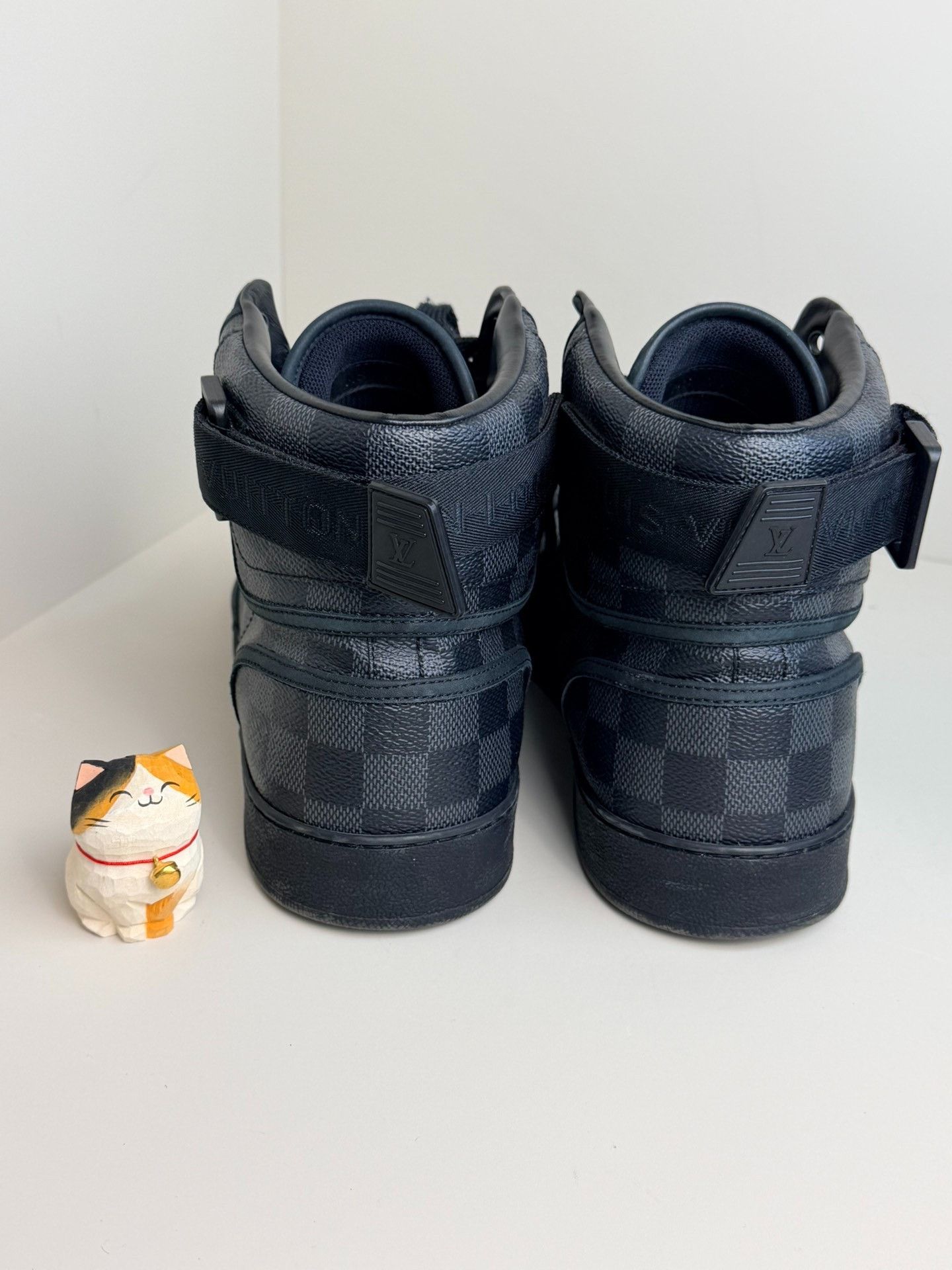 Louis Vuitton Louis Vuitton Gray Hitop Sneakers 10.5 Men Size US 10.5 / EU 43-44 - 4 Thumbnail