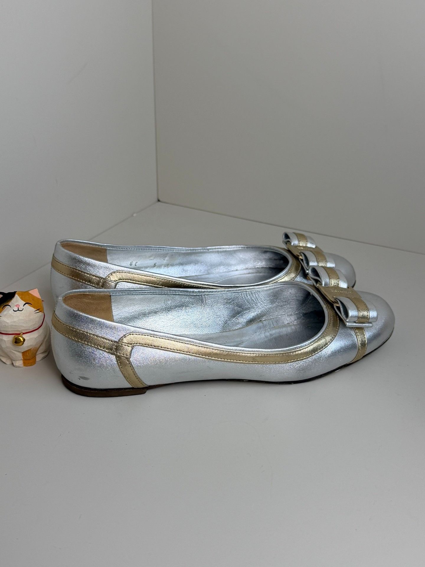 Salvatore Ferragamo Salvatore Ferragamo Silver Lowtop Sneakers us_6 Women Size US 6 / IT 36 - 2 Thumbnail