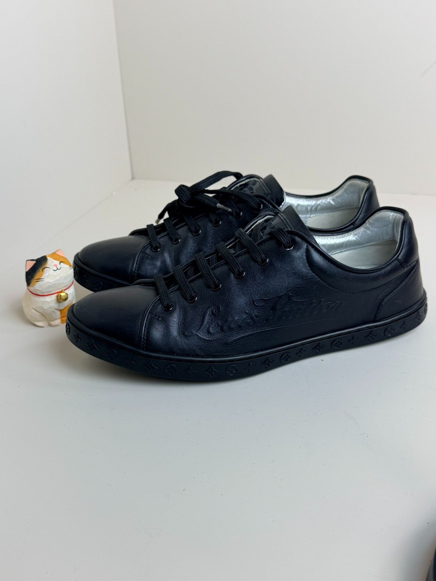 Louis Vuitton Louis Vuitton Retro Black Lowtop Sneakers us_5 Women Size US 5 / IT 35 - 2 Thumbnail