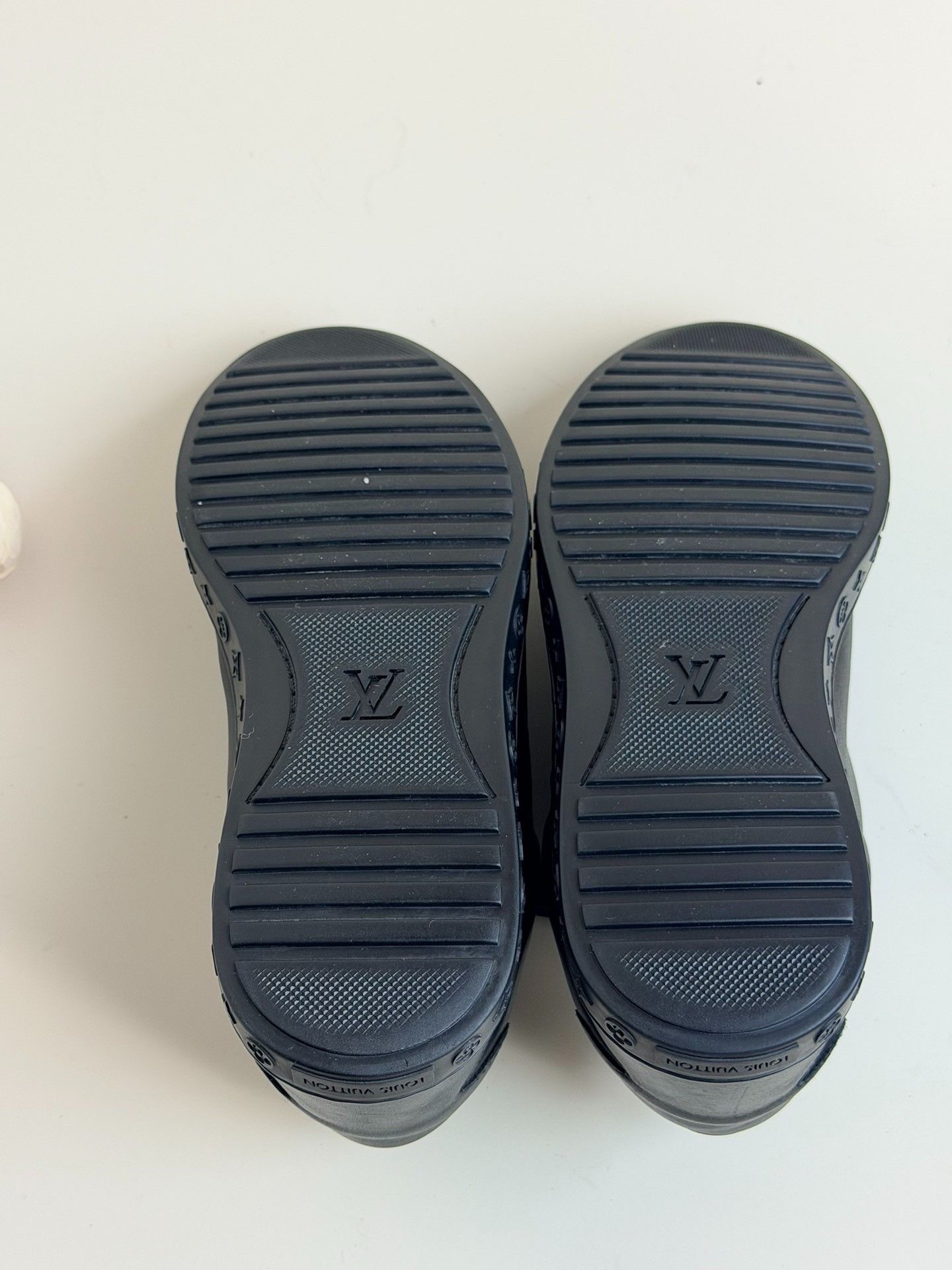 Louis Vuitton Louis Vuitton Retro Black Lowtop Sneakers us_5 Women Size US 5 / IT 35 - 6 Thumbnail