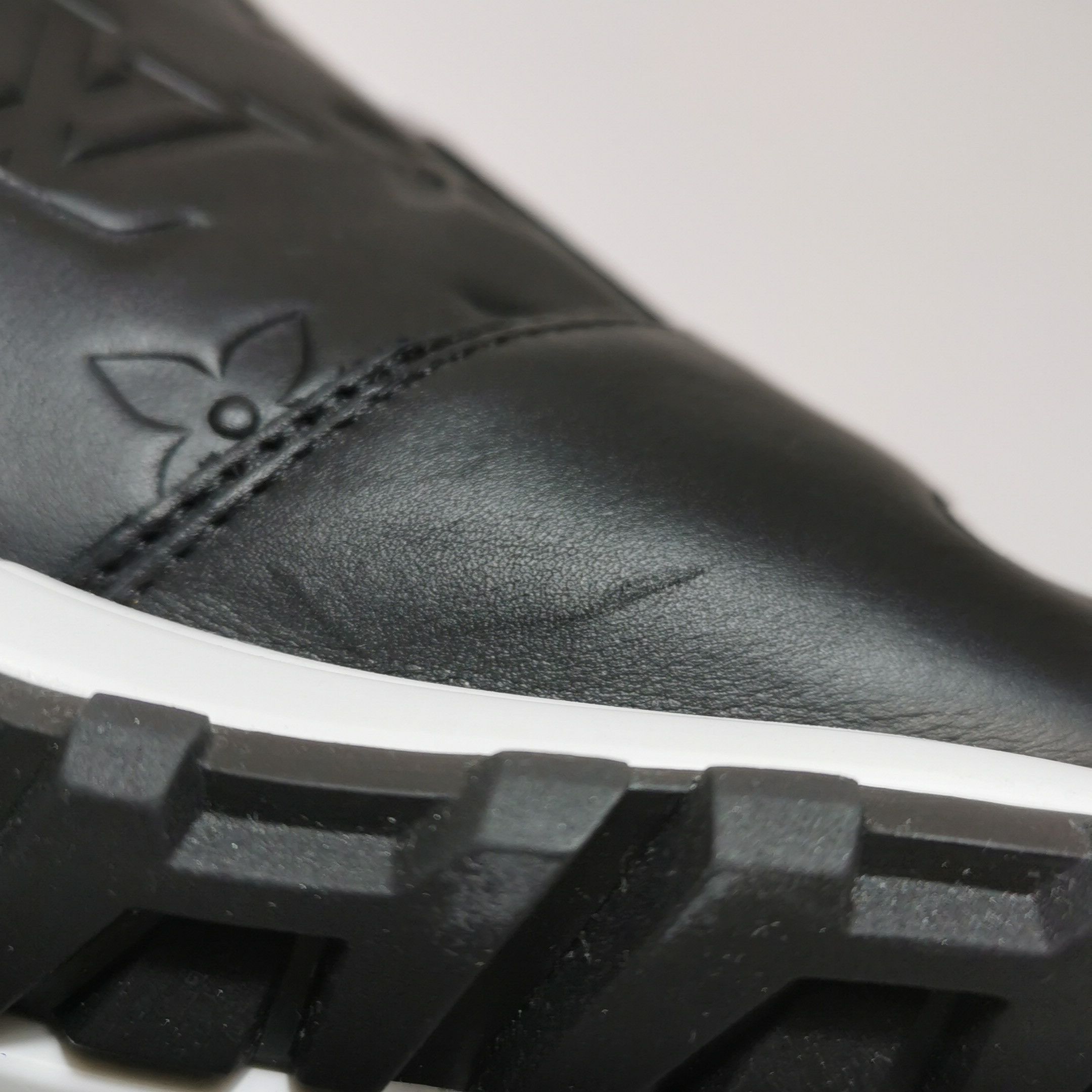 Louis Vuitton Louis Vuitton Monogram Embossed Run Away Sneakers 40.5 Size US 7 / EU 40 - 7 Thumbnail