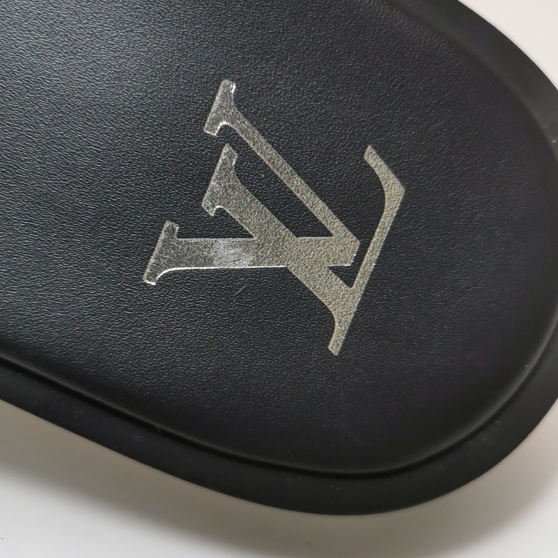 Louis Vuitton Louis Vuitton Oasis Monogram Embossed Slides 41.5 Size US 8 / EU 41 - 9 Thumbnail