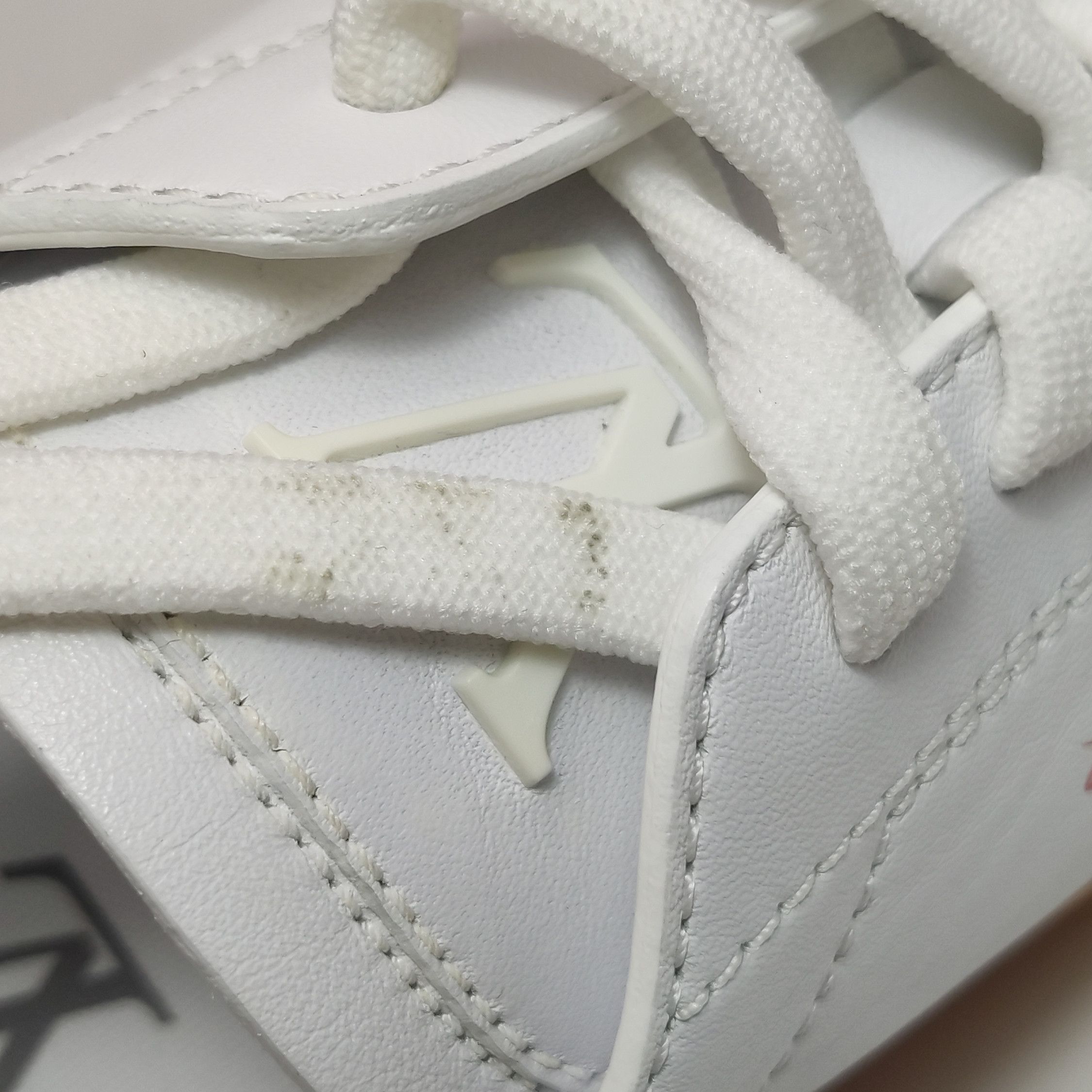 Louis Vuitton Louis Vuitton Logo Resort Leather Sneakers 41 Size US 8 / EU 41 - 9 Thumbnail