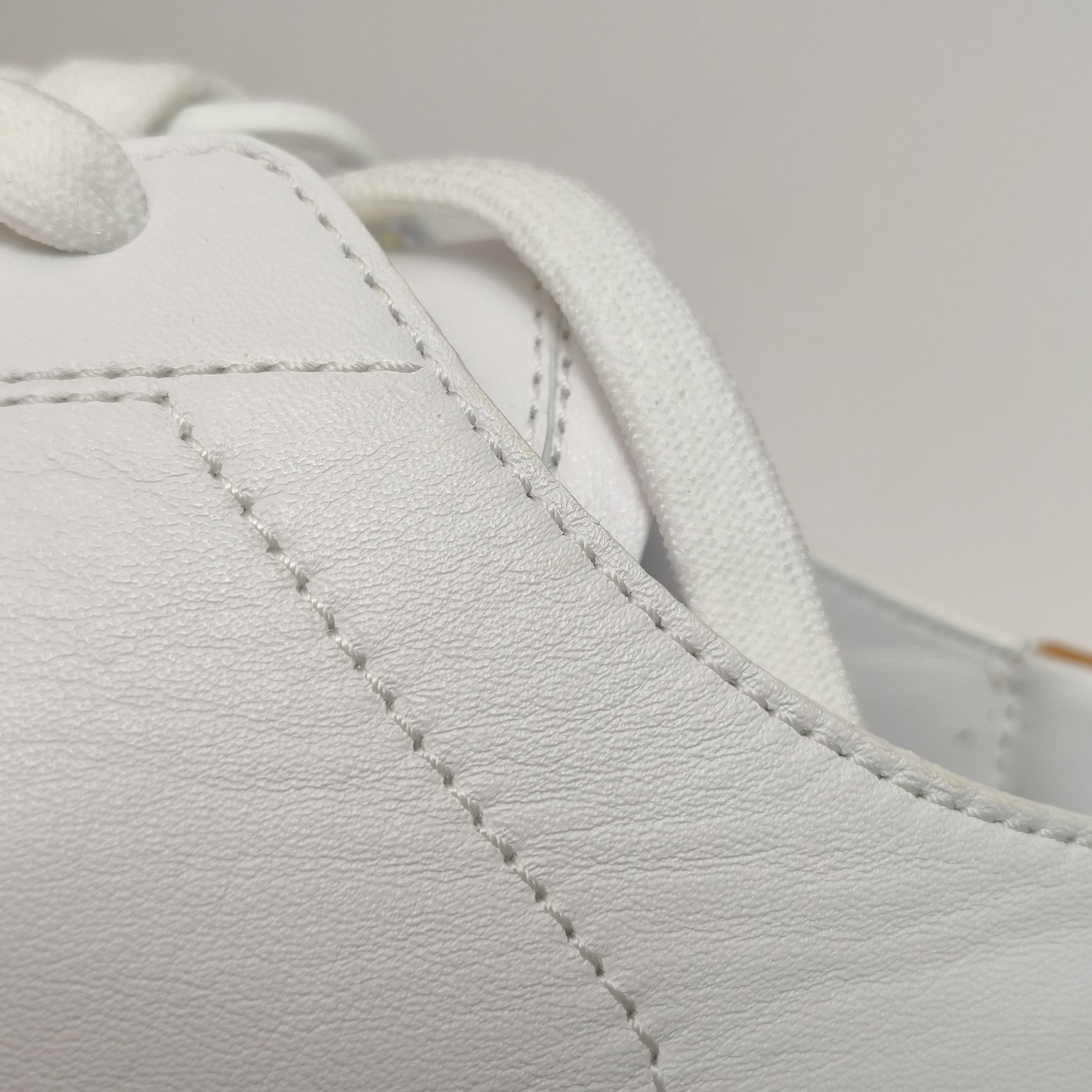Louis Vuitton Louis Vuitton Logo Resort Leather Sneakers 41 Size US 8 / EU 41 - 7 Thumbnail