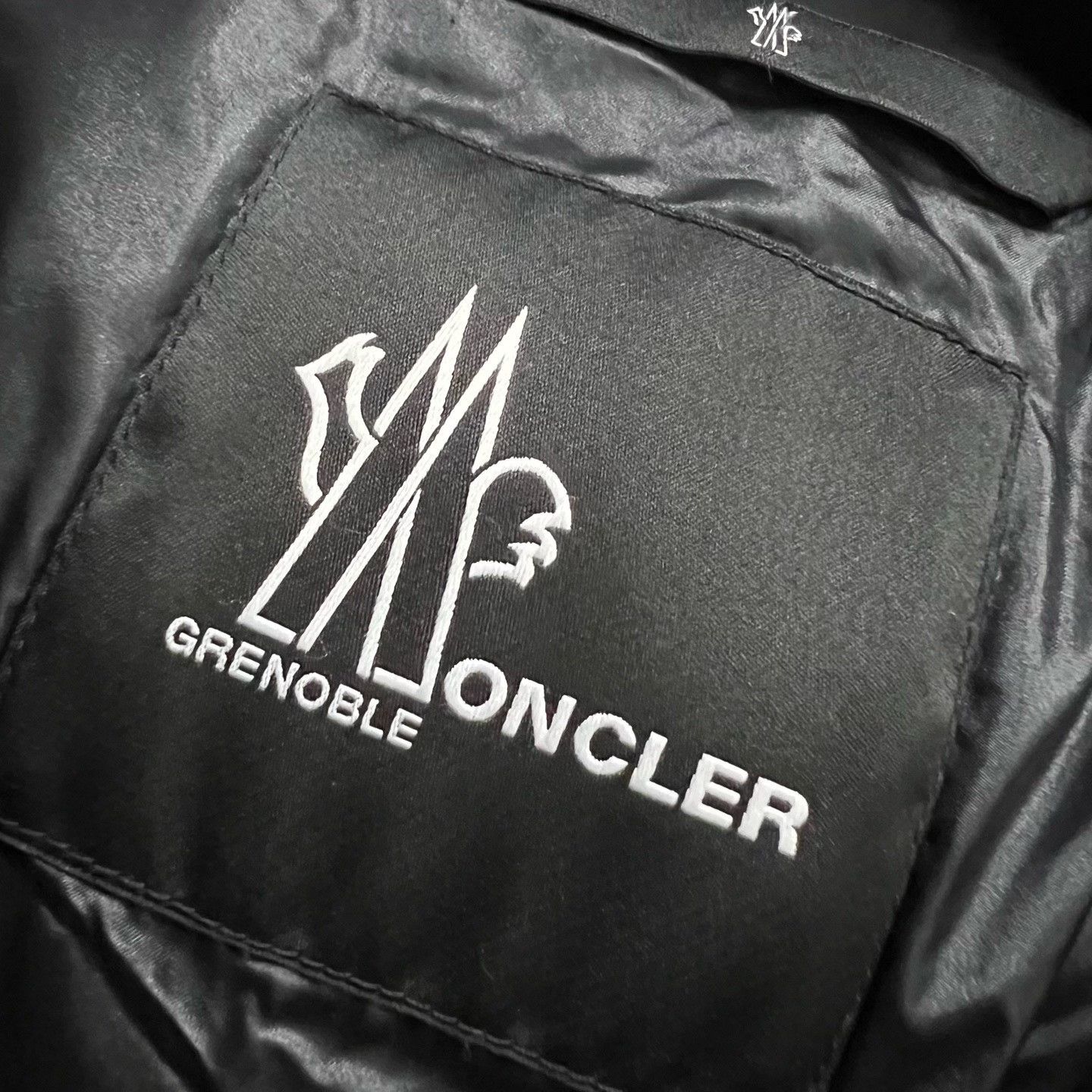Moncler Moncler Down Printed Black Heavy Coat xxs Men Size US XXS / EU 40 - 3 Thumbnail