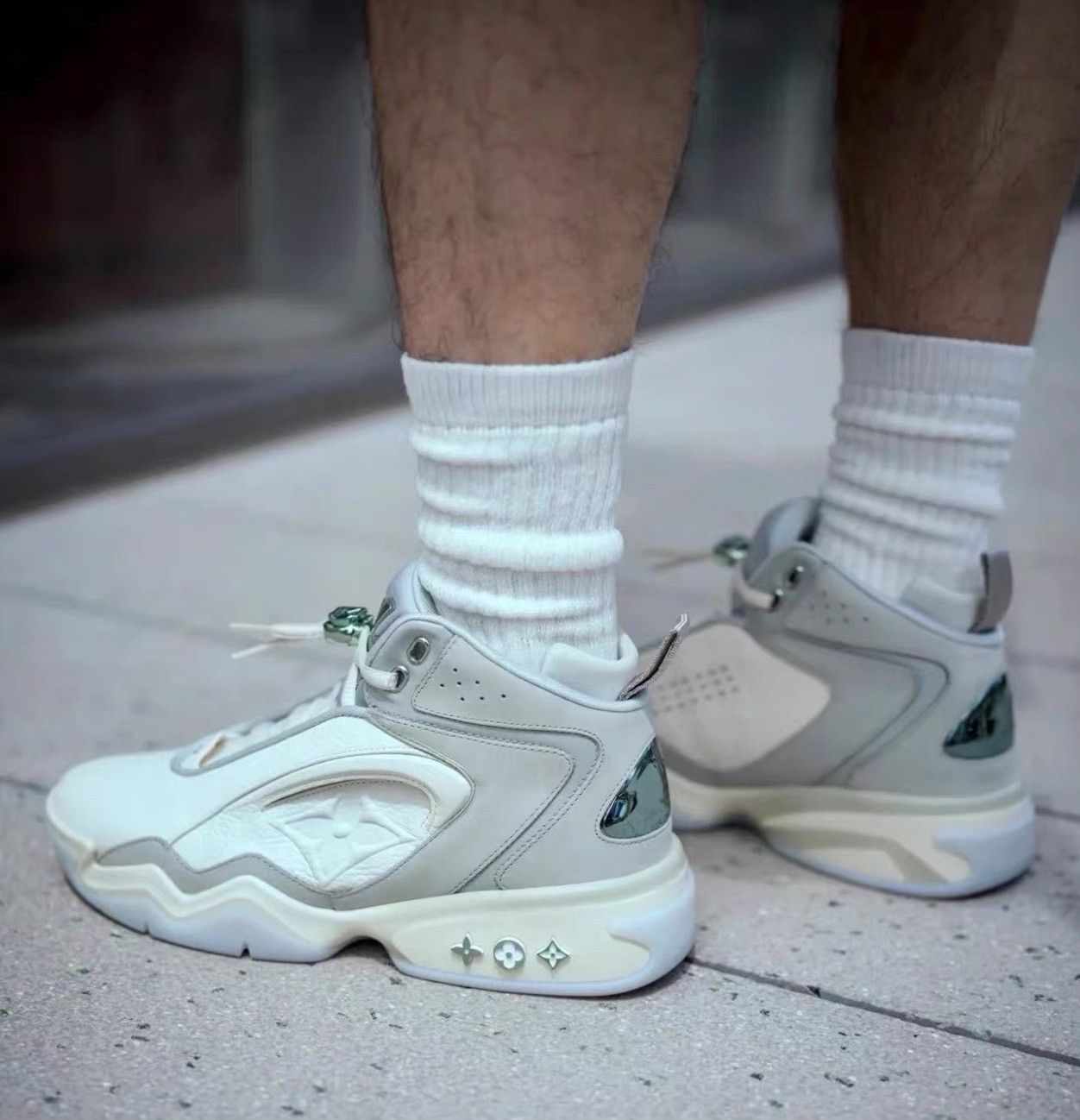 Louis Vuitton Louis Vuitton Training White Lowtop Sneakers 8 Men Size US 8 / EU 41 - 2 Thumbnail