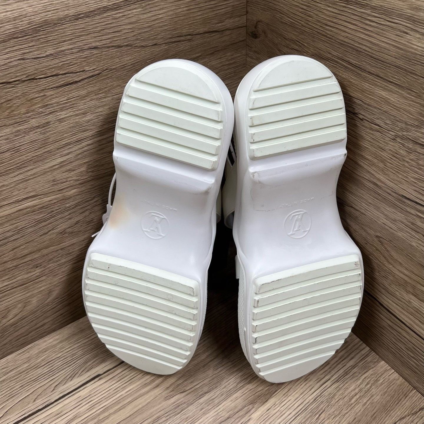 Louis Vuitton Louis Vuitton White Sandals us_7 Women Size US 7 / IT 37 - 6 Thumbnail
