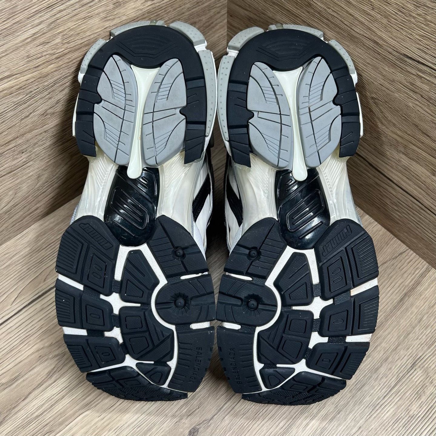 Balenciaga Balenciaga Running Gray Lowtop Sneakers us_8 Women Size US 8 / IT 38 - 6 Thumbnail