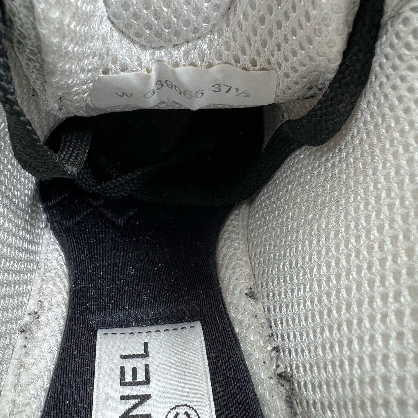 Chanel Chanel White Lowtop Sneakers us_7-5 Women Size US 7.5 / IT 37.5 - 7 Thumbnail