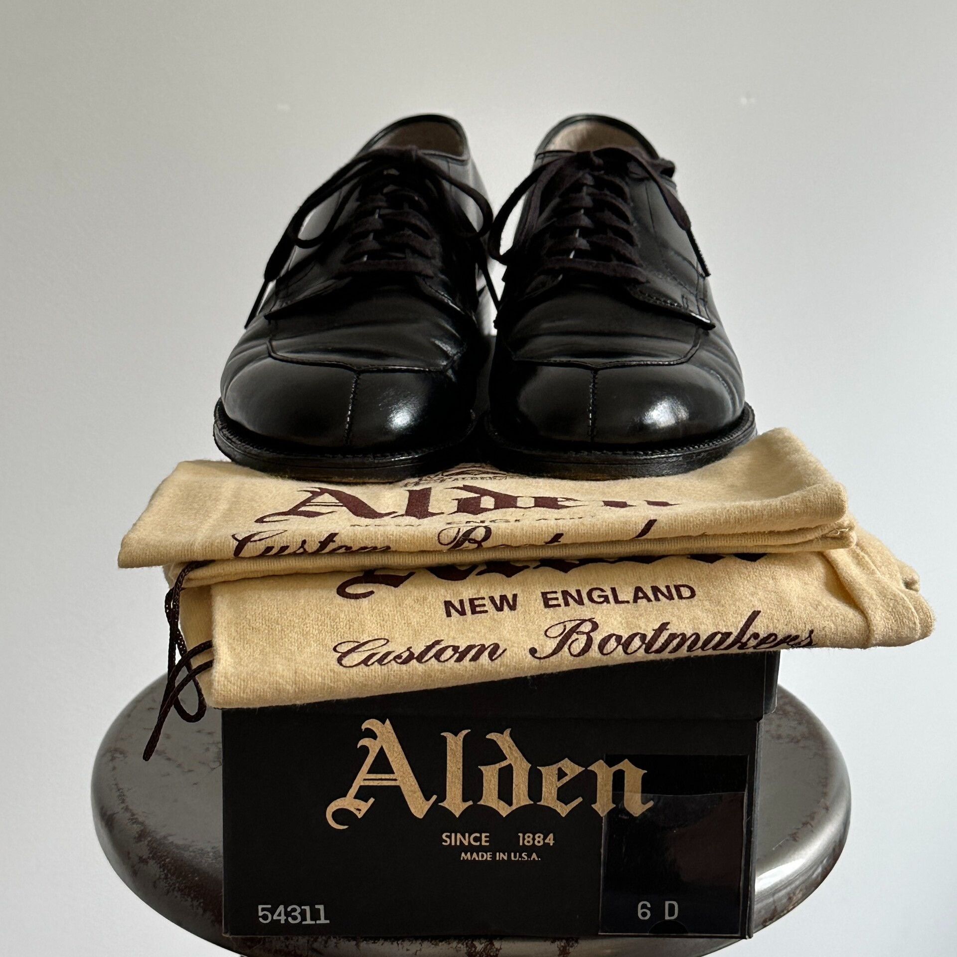 Alden Alden V-tip M Last Leather Oxford Size US 6 / EU 39 - 2 Thumbnail