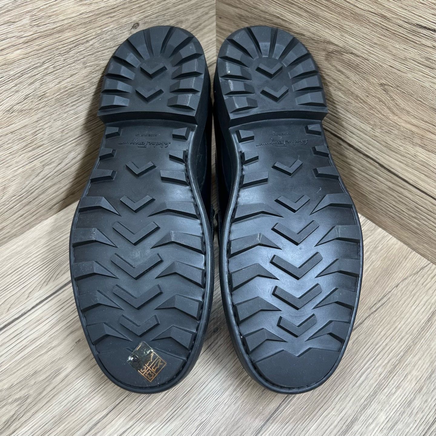 Salvatore Ferragamo Salvatore Ferragamo Silver Lowtop Sneakers 6.5 Men Size US 6.5 / EU 39-40 - 6 Thumbnail