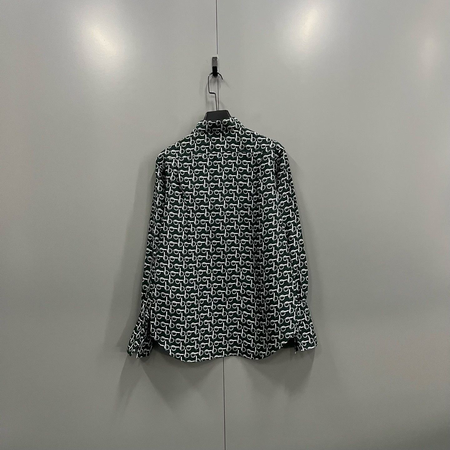 Burberry Burberry Printed Graphic Green Shirt m Men Size US M / EU 48-50 / 2 - 2 Thumbnail