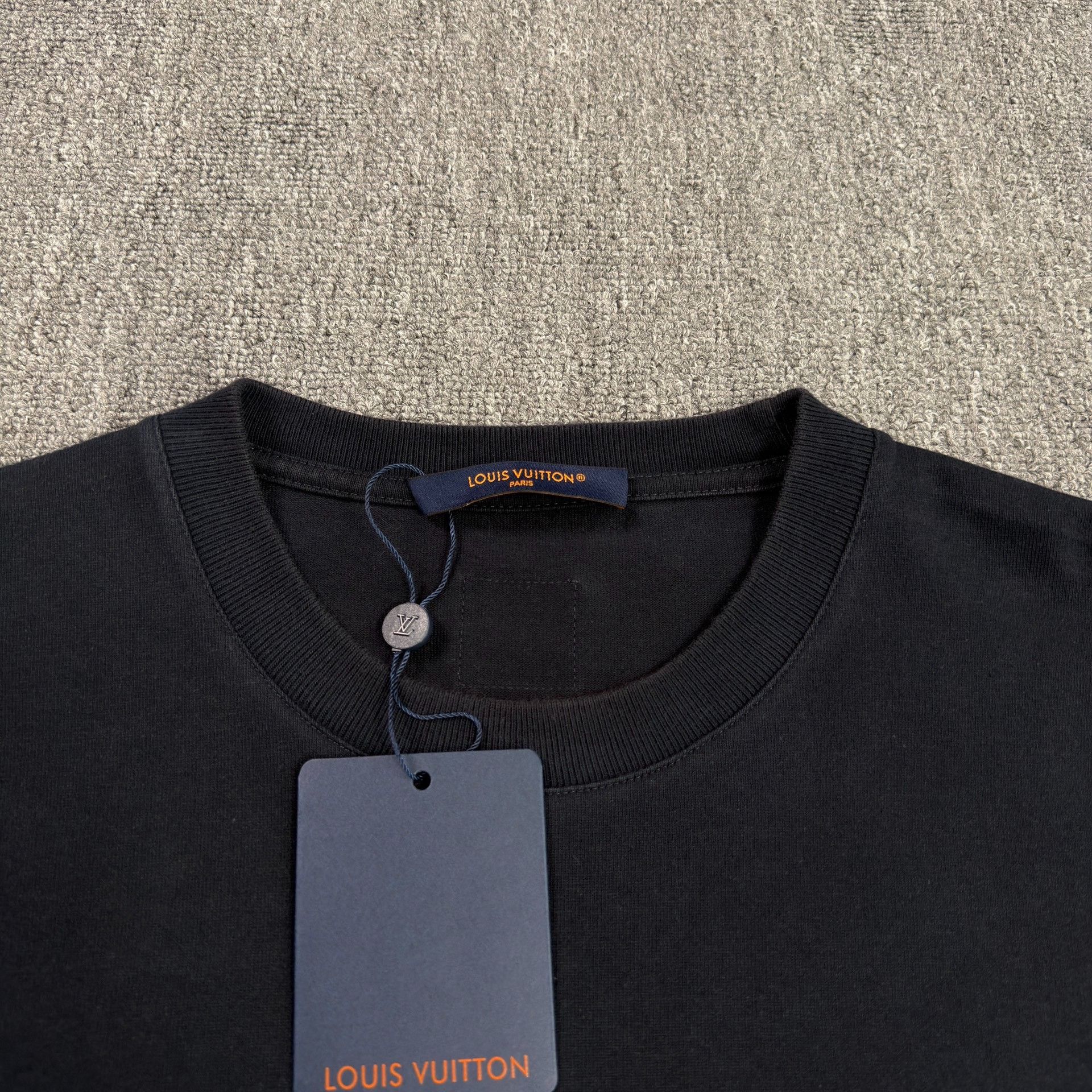 Louis Vuitton Louis Vuitton Sequin LVovers T-Shirt Size M Size US M / EU 48-50 / 2 - 4 Thumbnail