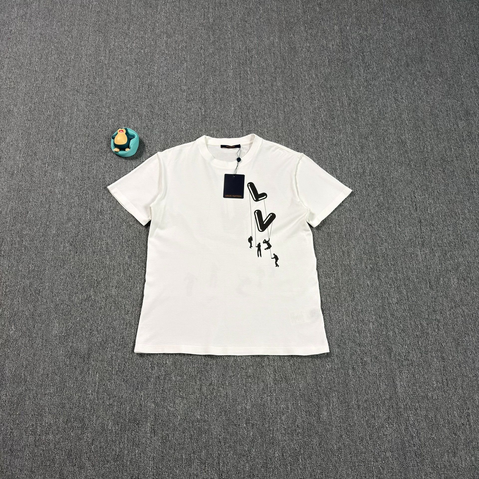Louis Vuitton Louis Vuitton Floating LV Print T-Shirt L Size US L / EU 52-54 / 3 - 2 Thumbnail