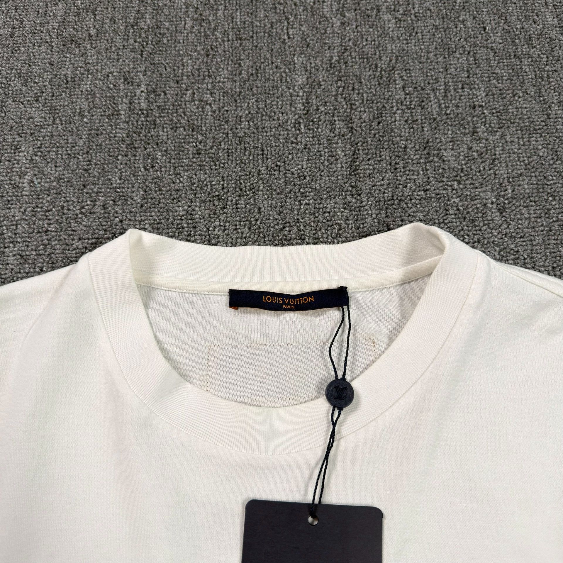 Louis Vuitton Louis Vuitton Floating LV Print T-Shirt L Size US L / EU 52-54 / 3 - 3 Thumbnail
