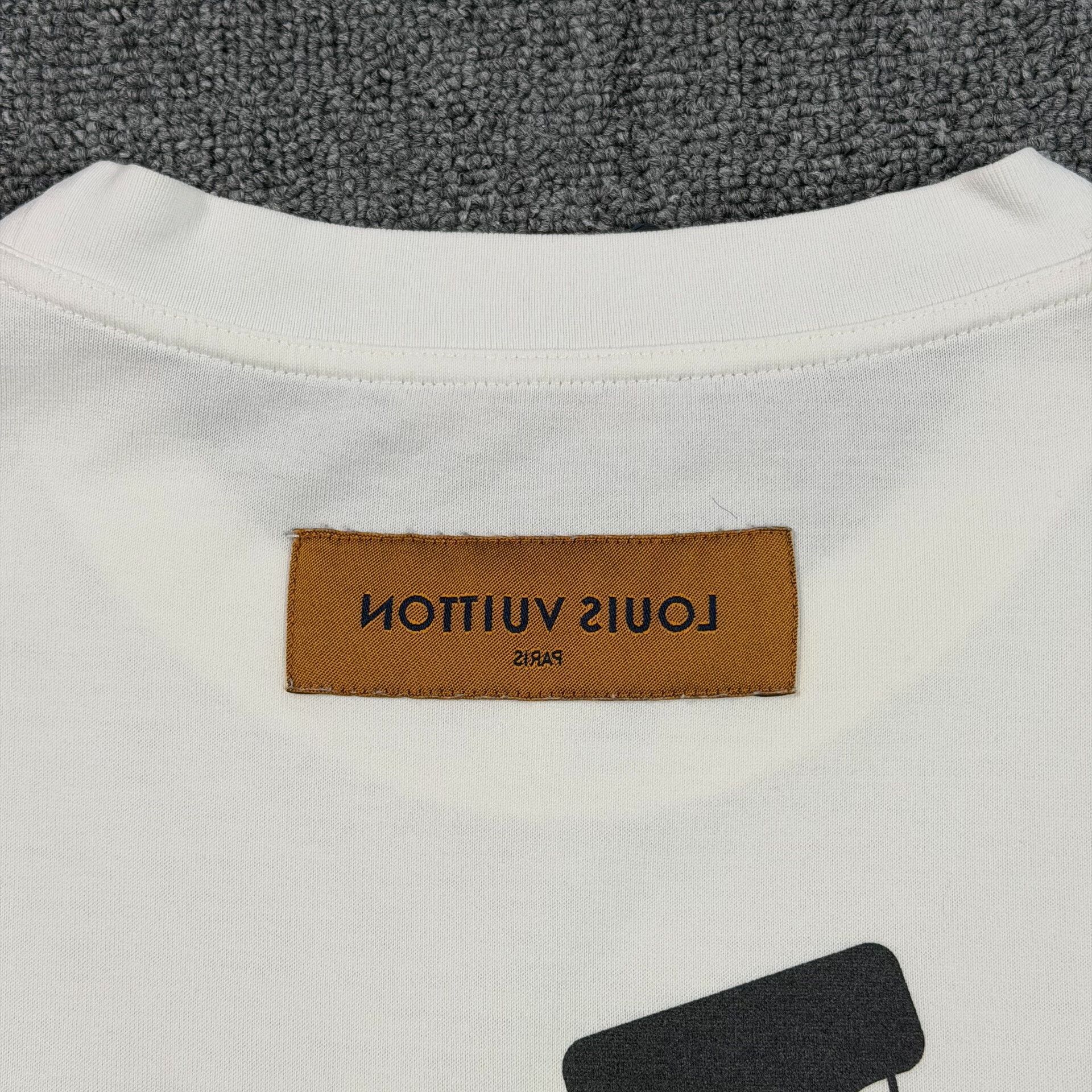 Louis Vuitton Louis Vuitton Floating LV Print T-Shirt L Size US L / EU 52-54 / 3 - 8 Thumbnail
