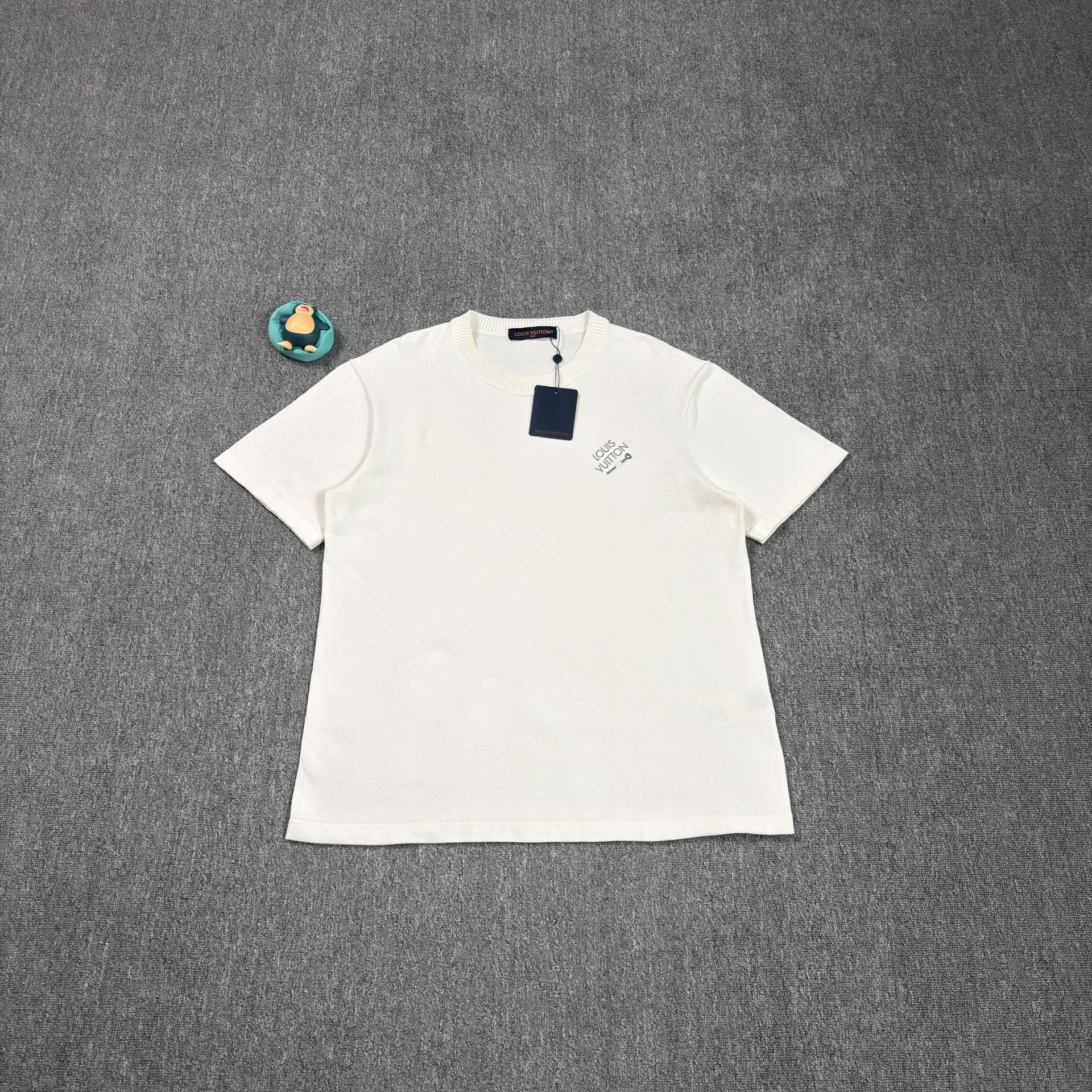 Louis Vuitton Louis Vuitton Pin Logo T-Shirt XXL Size US XXL / EU 58 / 5 - 2 Thumbnail