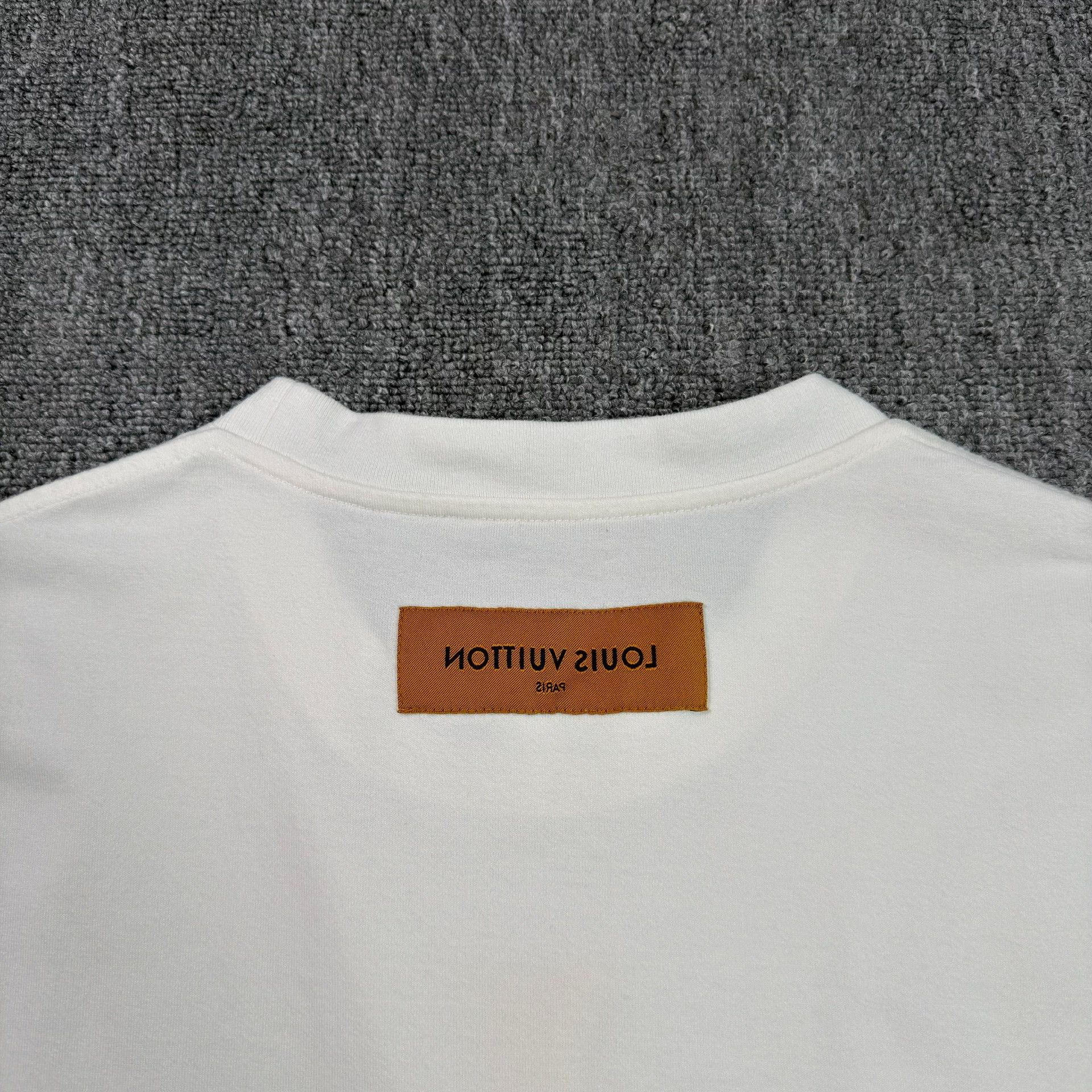 Louis Vuitton Louis Vuitton Embossed Logo T-Shirt Size M Size US M / EU 48-50 / 2 - 9 Thumbnail