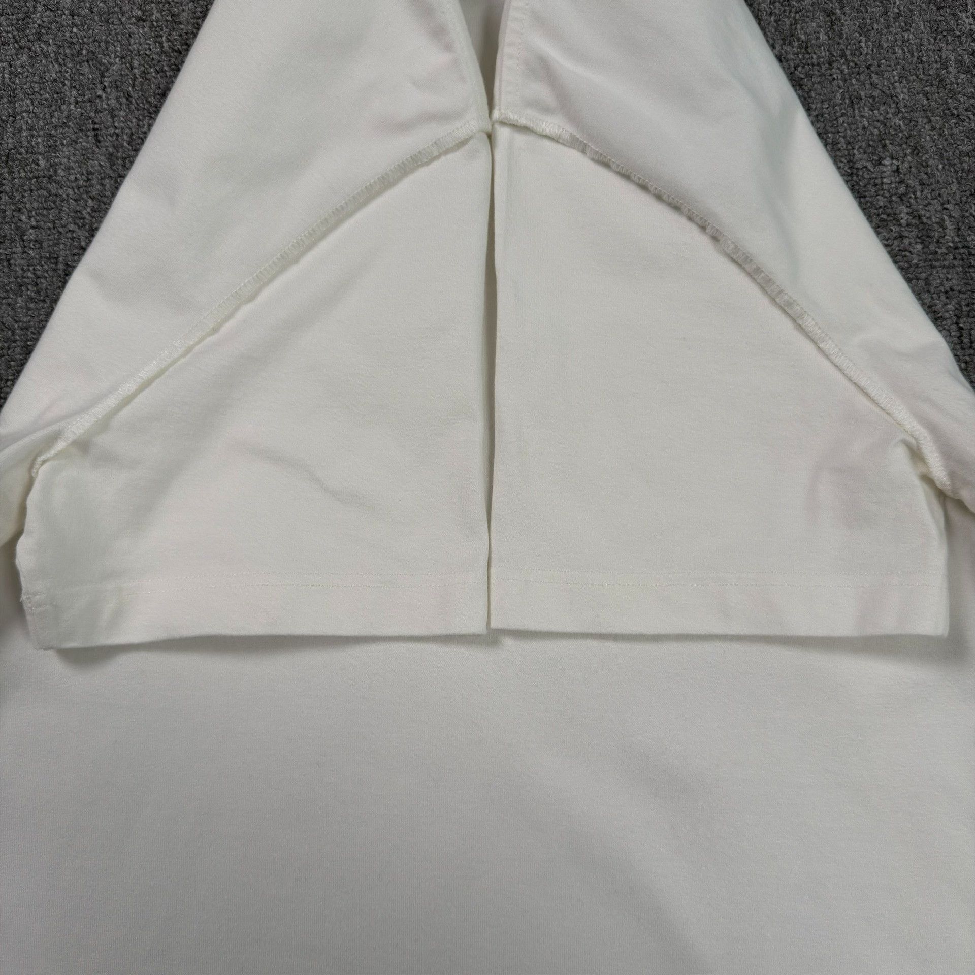 Louis Vuitton Louis Vuitton Embossed Logo T-Shirt Size M Size US M / EU 48-50 / 2 - 5 Thumbnail