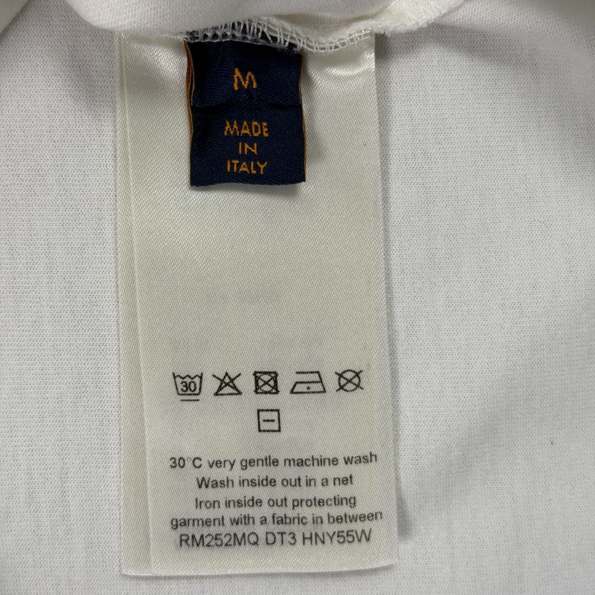 Louis Vuitton Louis Vuitton Embossed Logo T-Shirt Size M Size US M / EU 48-50 / 2 - 8 Thumbnail