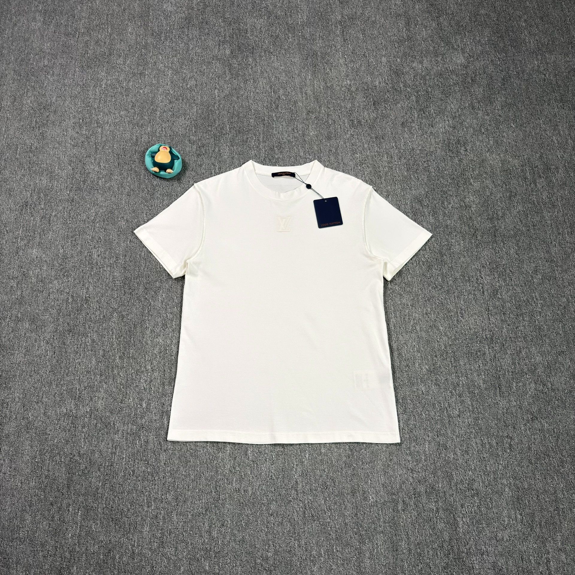 Louis Vuitton Louis Vuitton Embossed Logo T-Shirt Size M Size US M / EU 48-50 / 2 - 2 Thumbnail