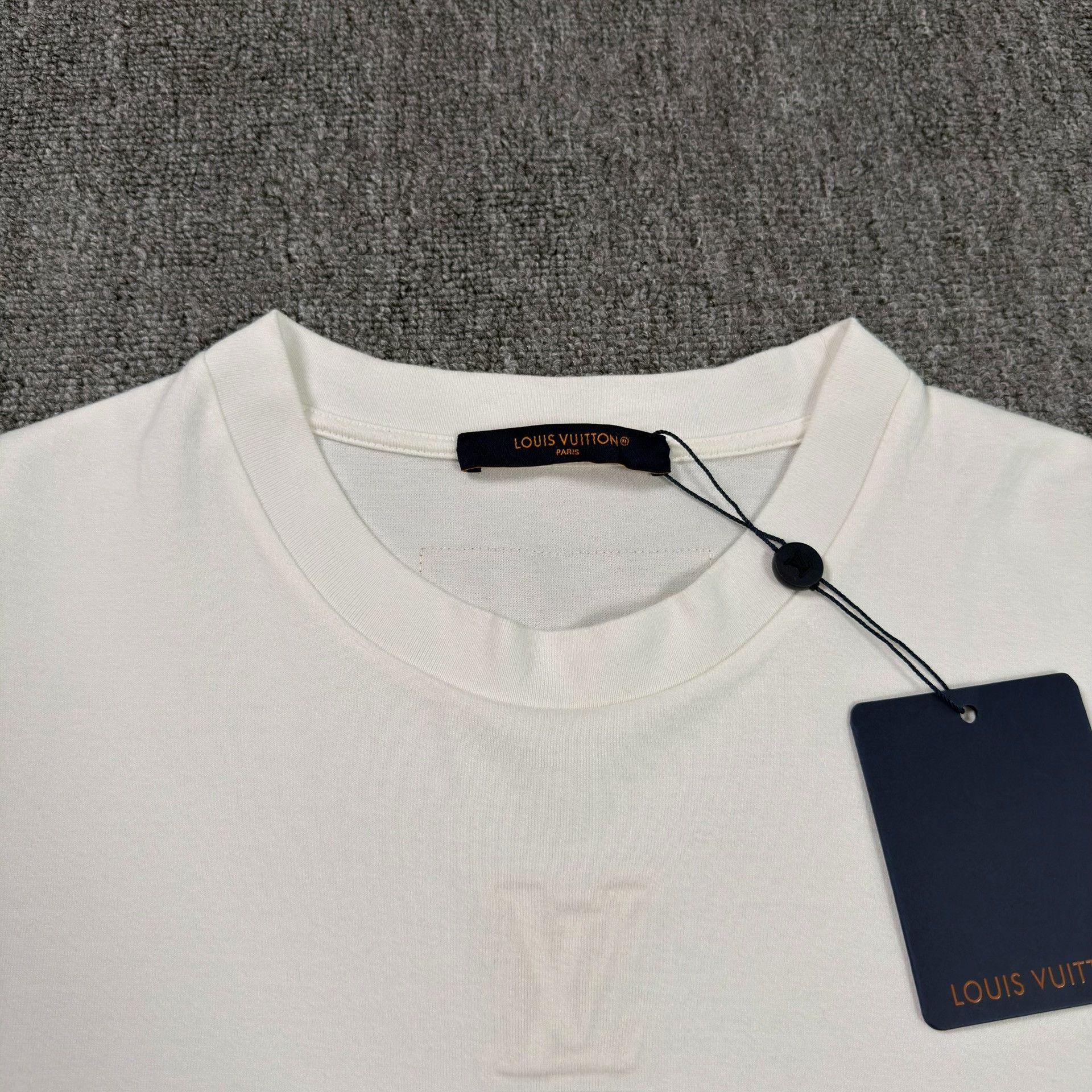Louis Vuitton Louis Vuitton Embossed Logo T-Shirt Size M Size US M / EU 48-50 / 2 - 4 Thumbnail