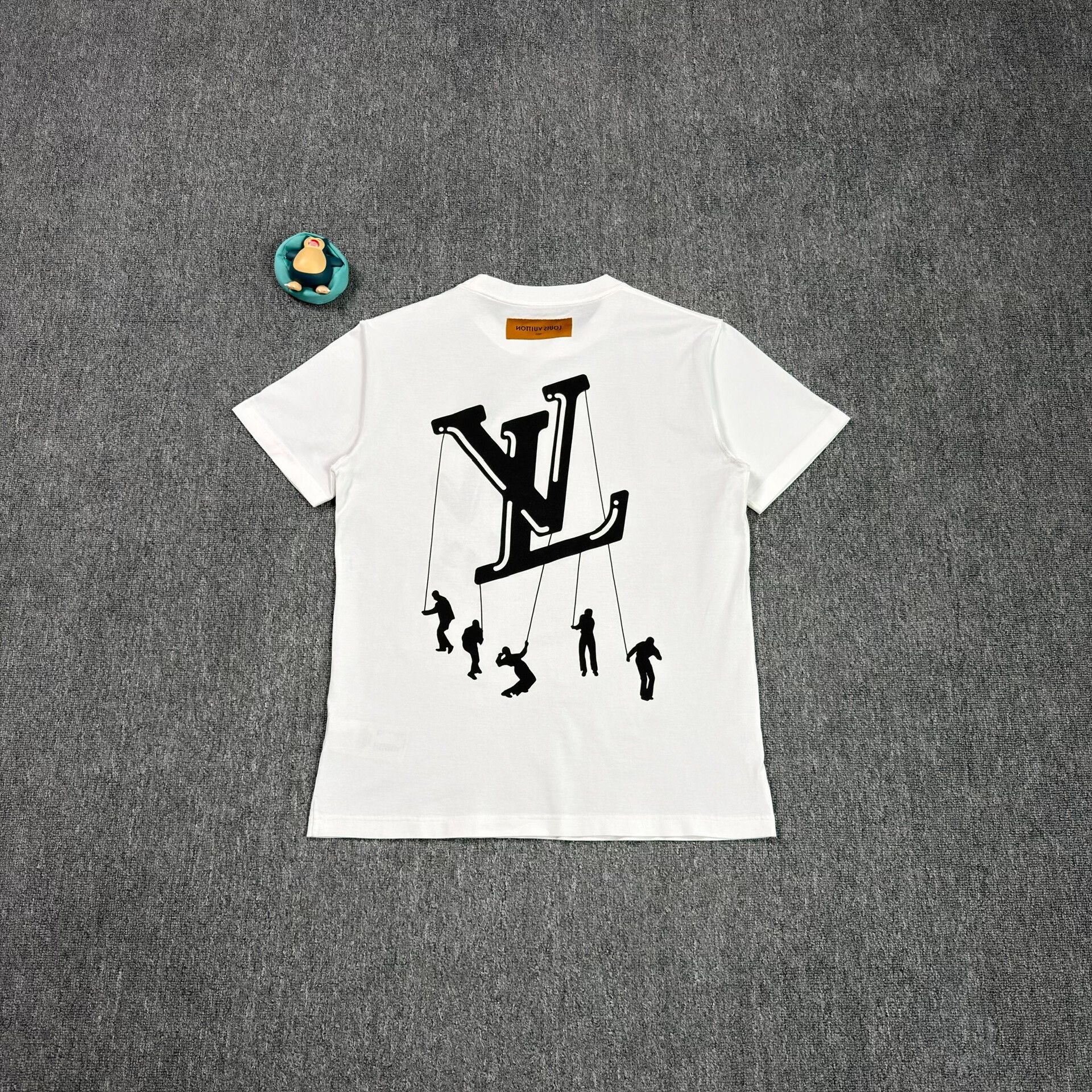 Louis Vuitton Louis Vuitton Puppet Graphic T-Shirt L Size US L / EU 52-54 / 3 - 3 Thumbnail