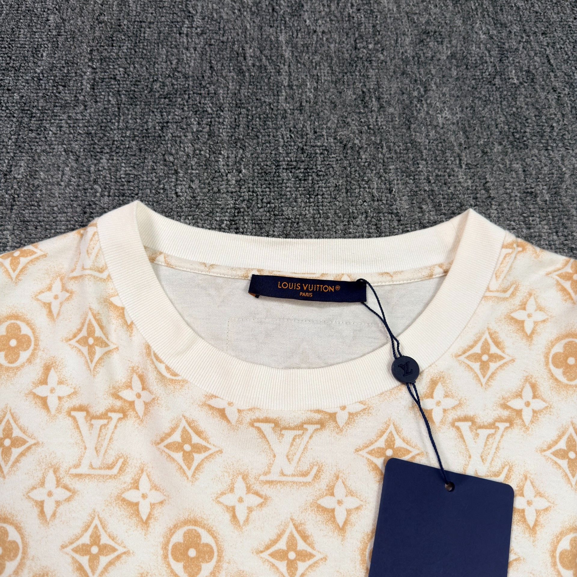 Louis Vuitton Louis Vuitton Monogram All-over Print T-Shirt L Size US L / EU 52-54 / 3 - 4 Thumbnail