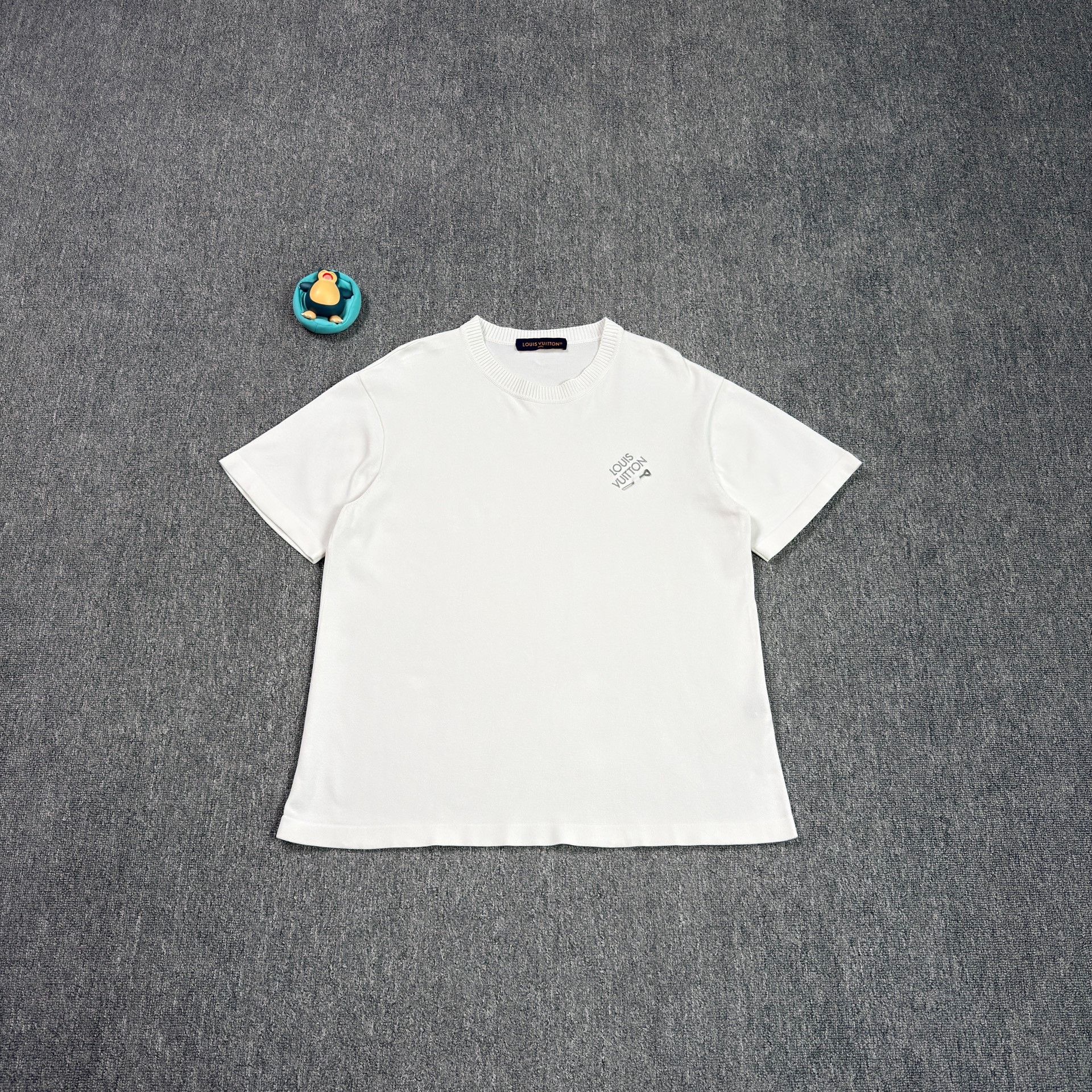 Louis Vuitton Louis Vuitton Pin Embroidered Logo T-Shirt Size L Size US L / EU 52-54 / 3 - 2 Thumbnail