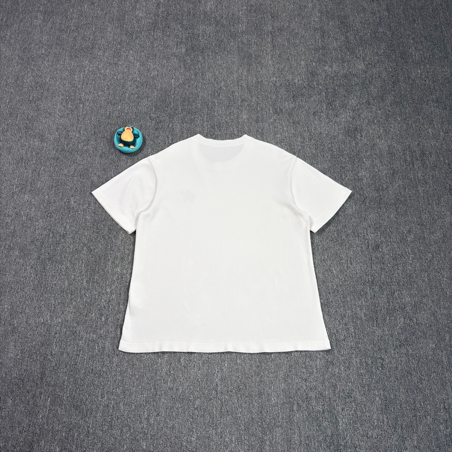 Louis Vuitton Louis Vuitton Pin Embroidered Logo T-Shirt Size L Size US L / EU 52-54 / 3 - 3 Thumbnail