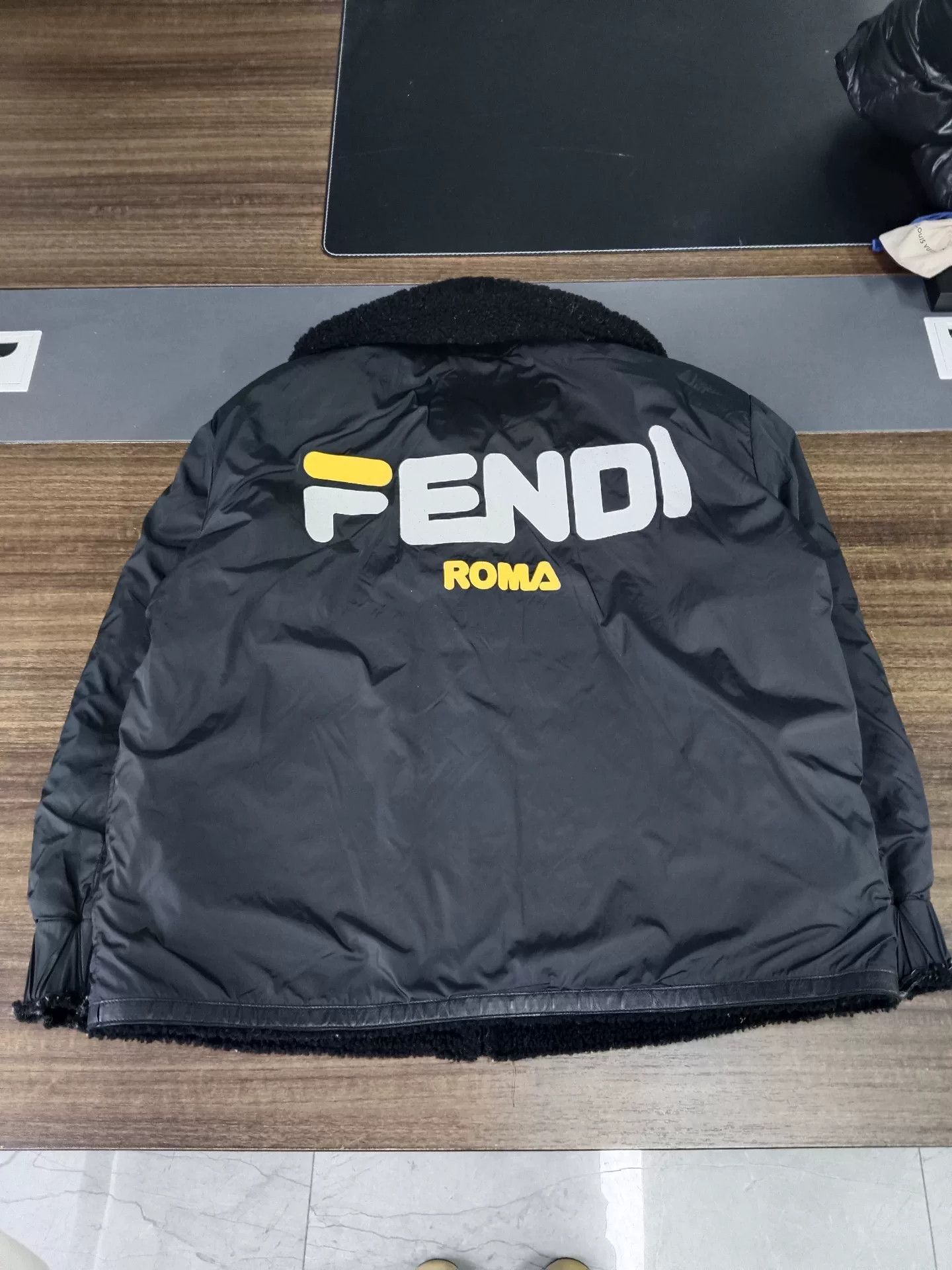 Fendi Fendi Reversible Shearling Logo Jacket IT 40 Size S / US 4 / IT 40 - 5 Thumbnail