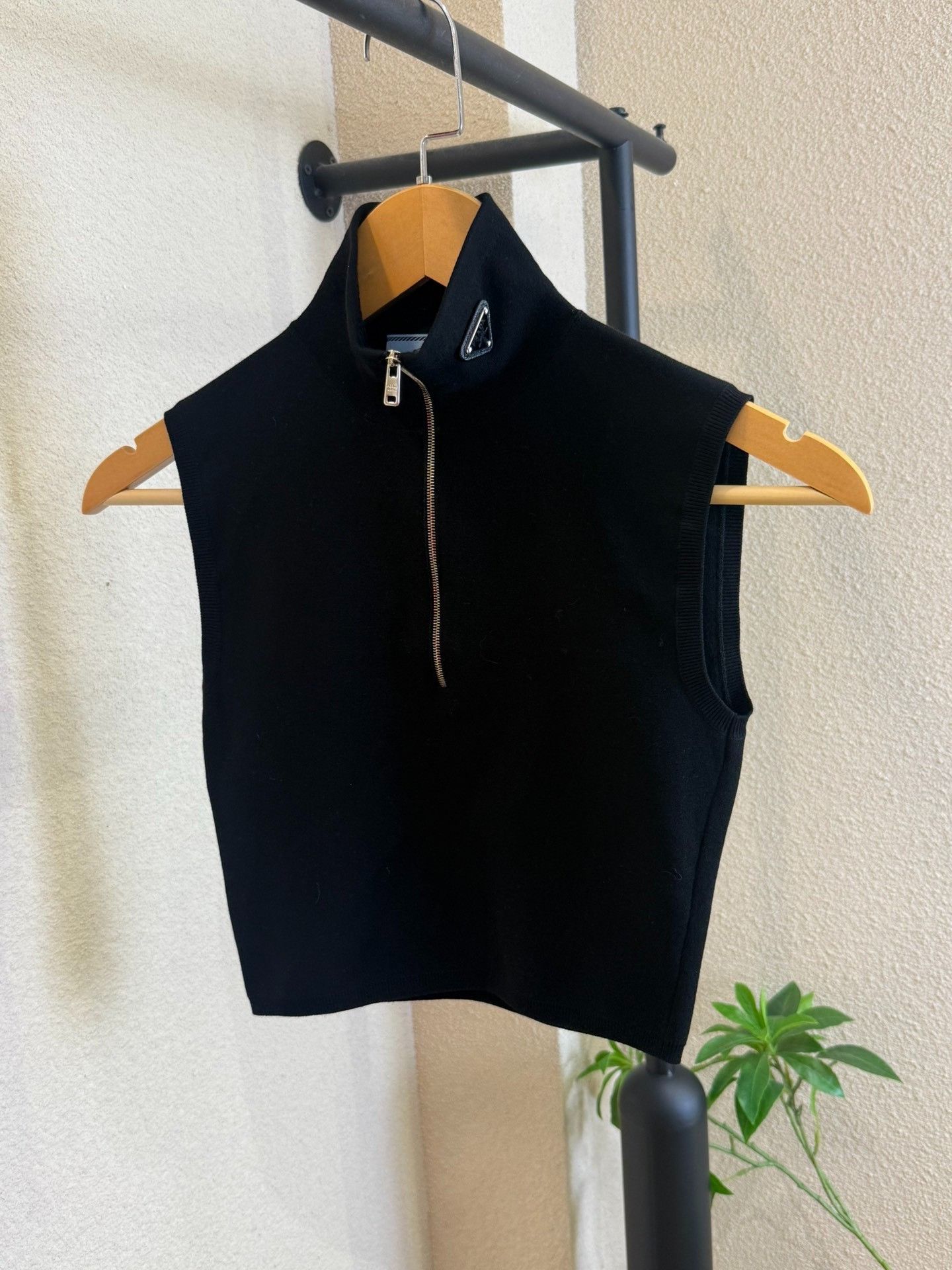 Prada Prada Black Zip-Up Knit Tank Top Size 36 Size XS / US 0-2 / IT 36-38 - 2 Thumbnail
