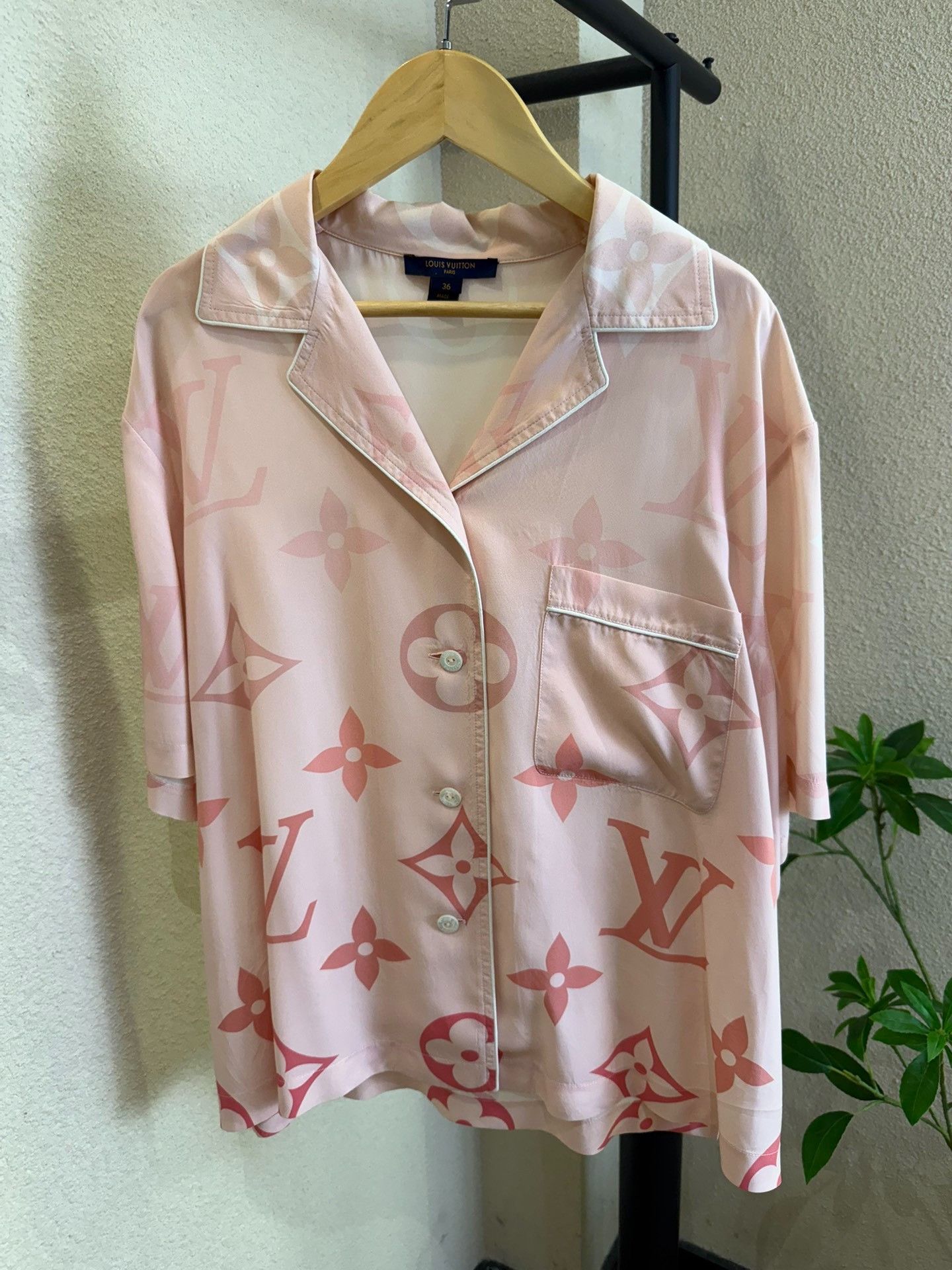Louis Vuitton Louis Vuitton Monogram Silk Short Sleeve Shirt 36 Size XS / US 0-2 / IT 36-38 - 2 Thumbnail