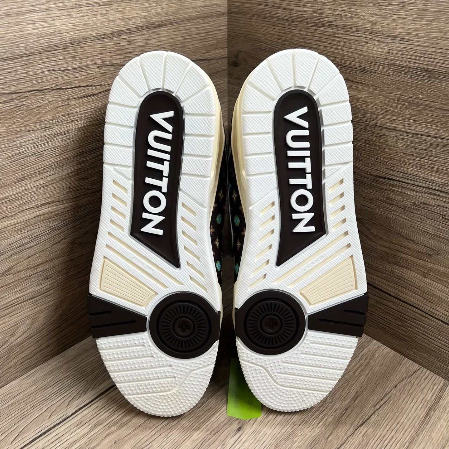 Louis Vuitton Louis Vuitton Collab Brown Lowtop Sneakers 9.5 Men Size US 9.5 / EU 42-43 - 7 Thumbnail