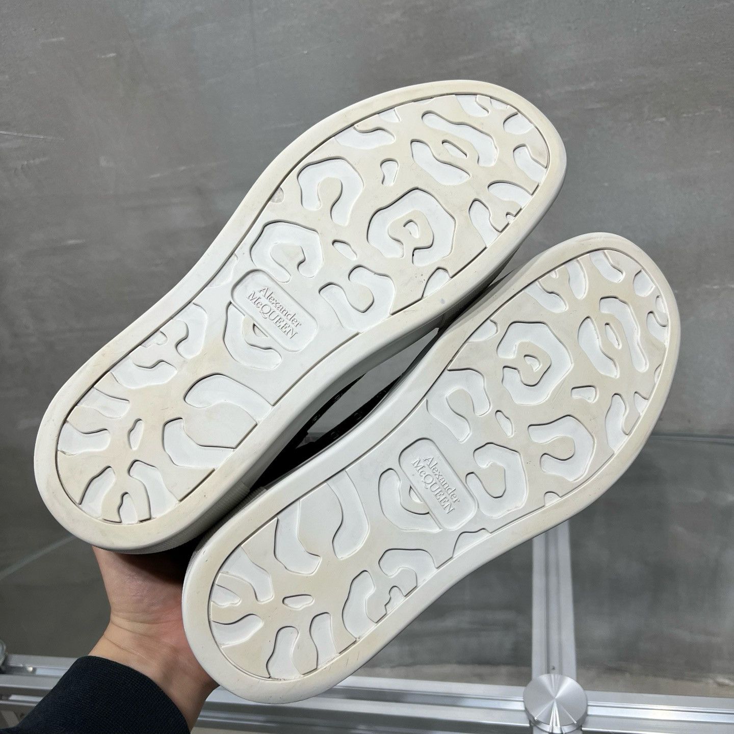 Alexander McQueen Alexander McQueen Canvas Logo Low-Top Sneakers 41 Size US 8 / EU 41 - 9 Thumbnail