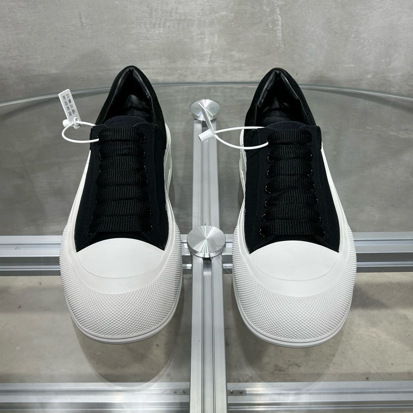 Alexander McQueen Alexander McQueen Canvas Logo Low-Top Sneakers 41 Size US 8 / EU 41 - 5 Thumbnail