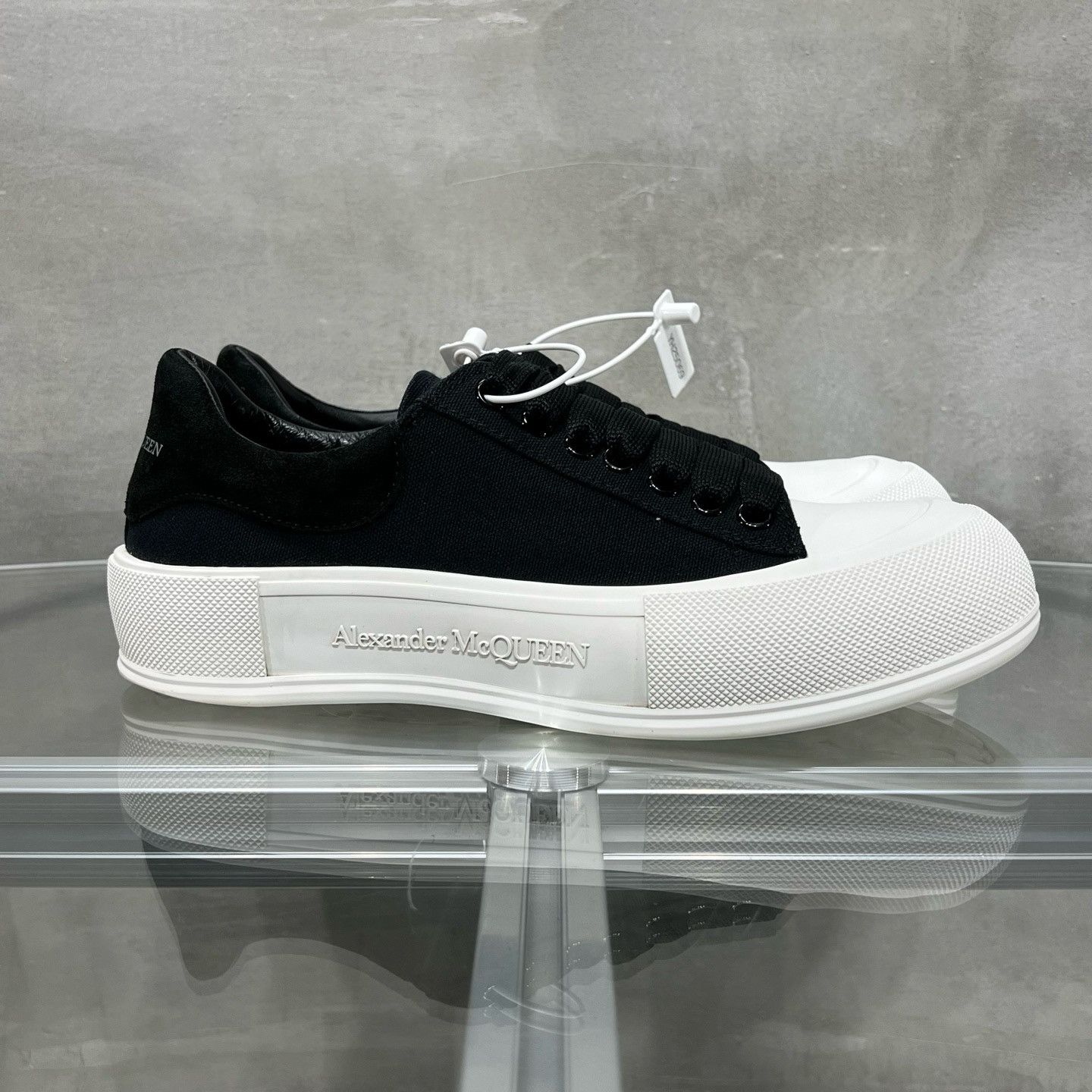Alexander McQueen Alexander McQueen Canvas Logo Low-Top Sneakers 41 Size US 8 / EU 41 - 2 Thumbnail