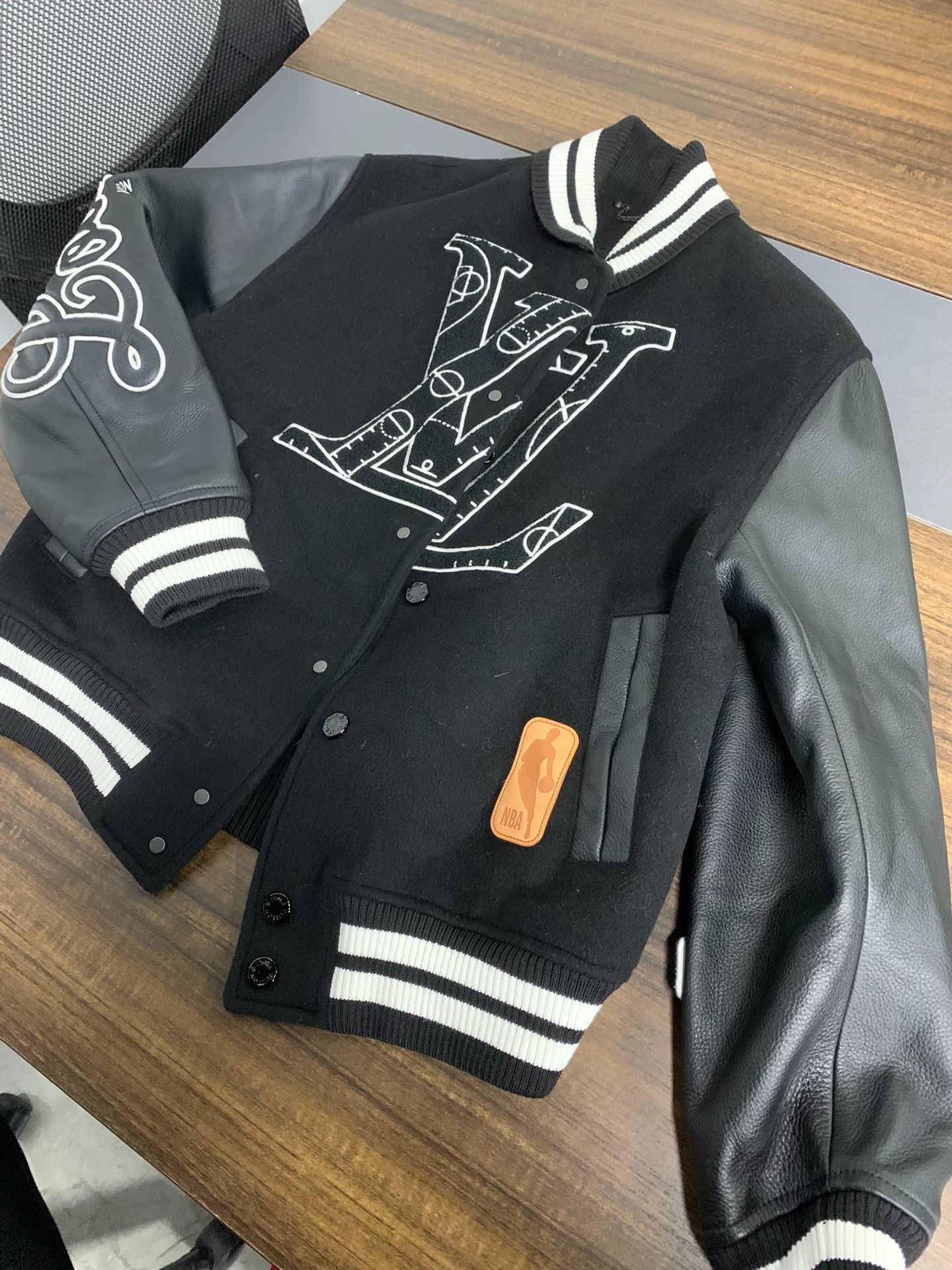 Louis Vuitton Louis Vuitton x NBA Leather Patch Varsity Jacket US M Size US M / EU 48-50 / 2 - 2 Thumbnail