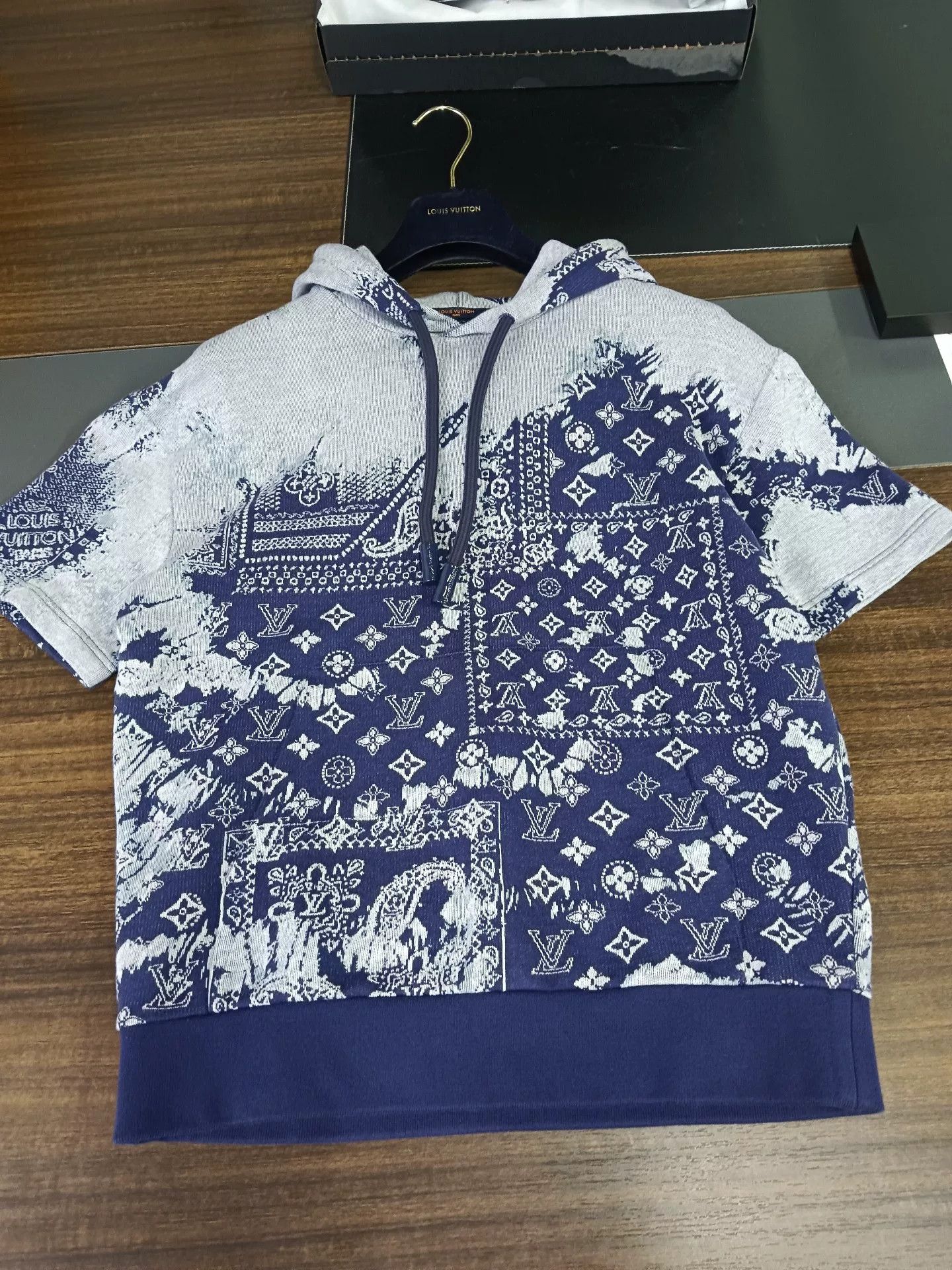 Louis Vuitton Louis Vuitton Bandana Print Short Sleeve Hoodie Size XS Size US XS / EU 42 / 0 - 2 Thumbnail
