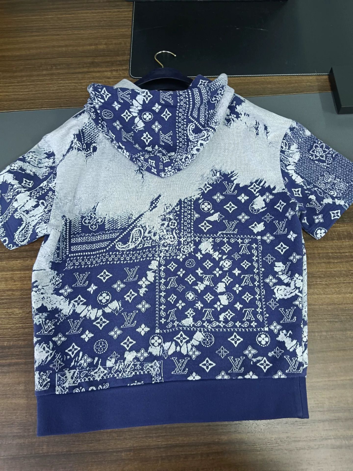 Louis Vuitton Louis Vuitton Bandana Print Short Sleeve Hoodie Size XS Size US XS / EU 42 / 0 - 3 Thumbnail