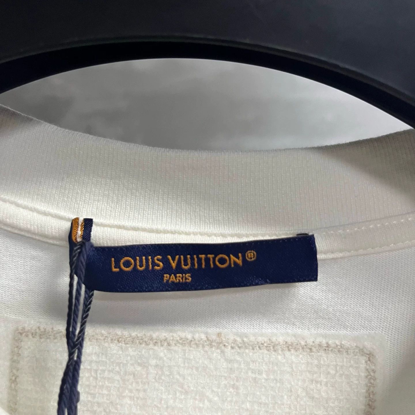Louis Vuitton Louis Vuitton Beaded Logo T-Shirt Size L Size US L / EU 52-54 / 3 - 3 Thumbnail