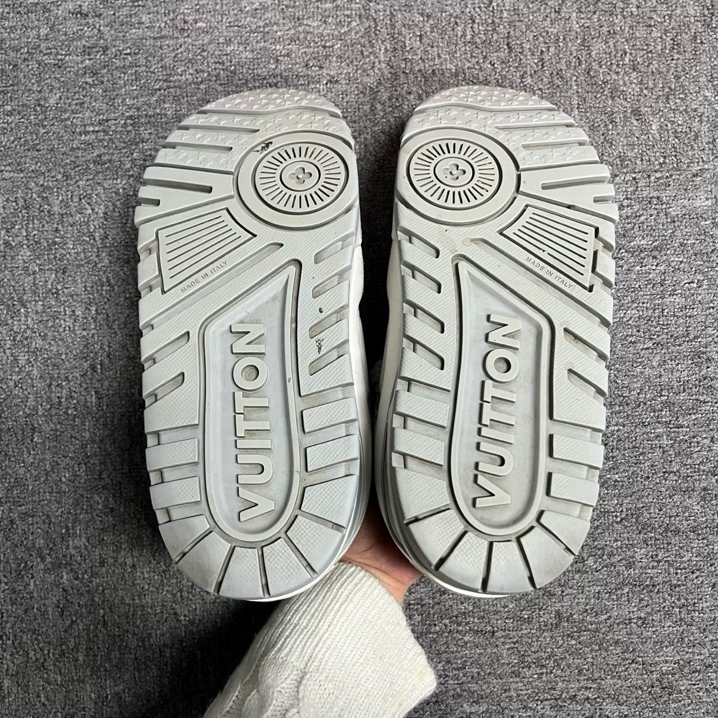 Louis Vuitton Louis Vuitton White Gray Skate Sneakers Size 8 Size US 9 / EU 42 - 6 Thumbnail