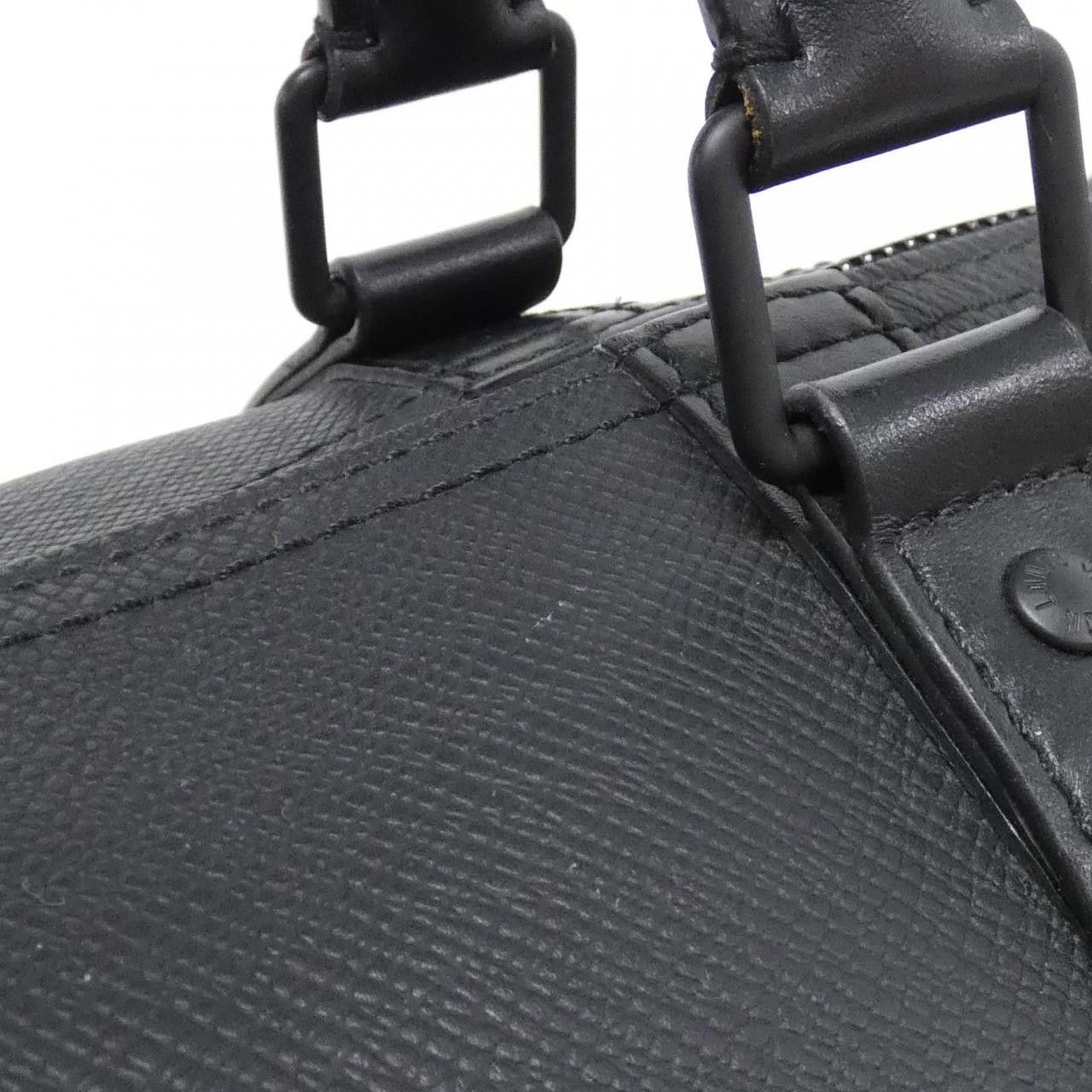 Louis Vuitton Louis Vuitton Louis Vuitton Taiga Boston Bag Leather Travel Bag M30345 DUTY FREE for USA Size ONE SIZE - 3 Thumbnail