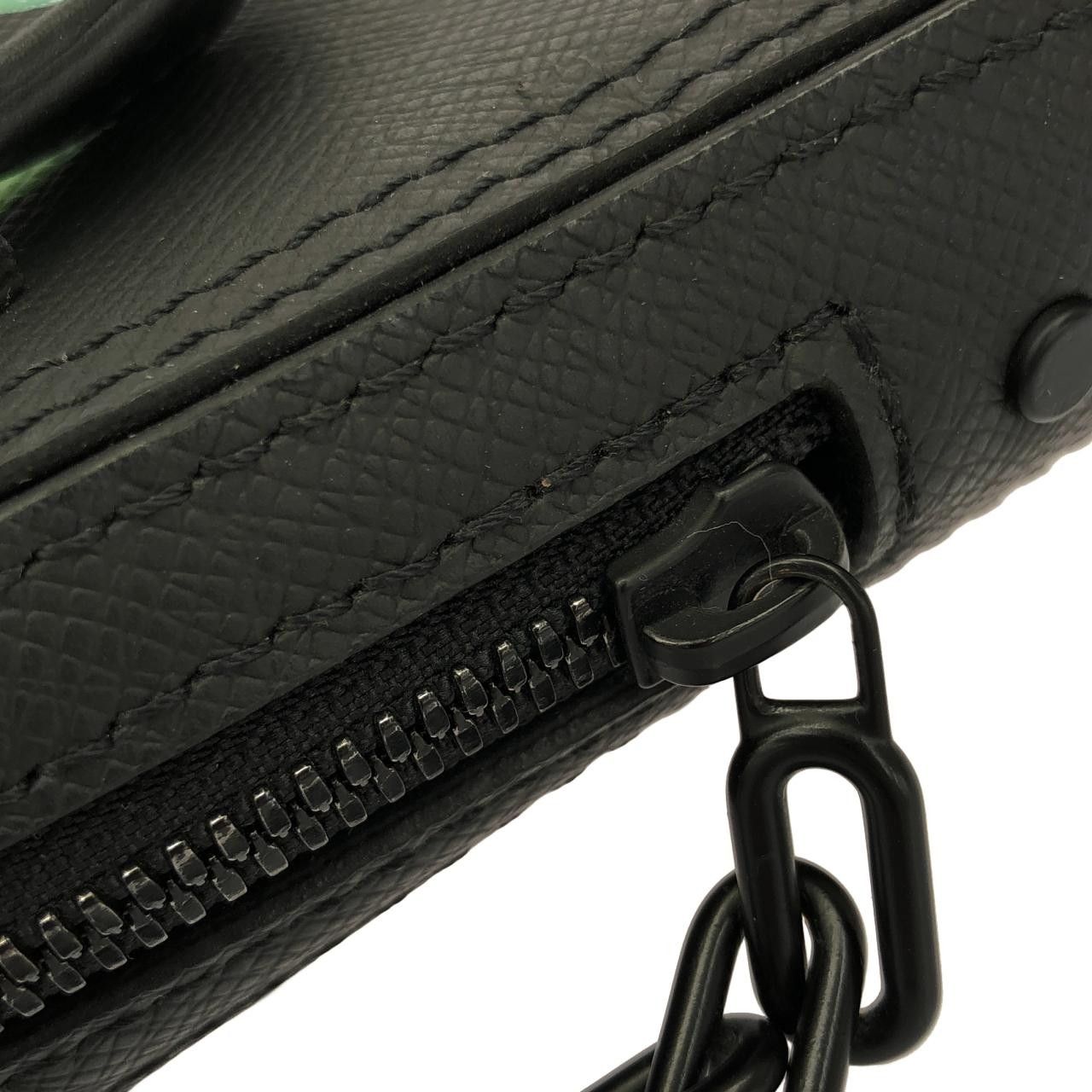 Louis Vuitton Louis Vuitton Louis Vuitton Taiga Danube Messenger Shoulder Bag Leather Crossbody Bag M30332 DUTY FREE for USA Size ONE SIZE - 5 Thumbnail