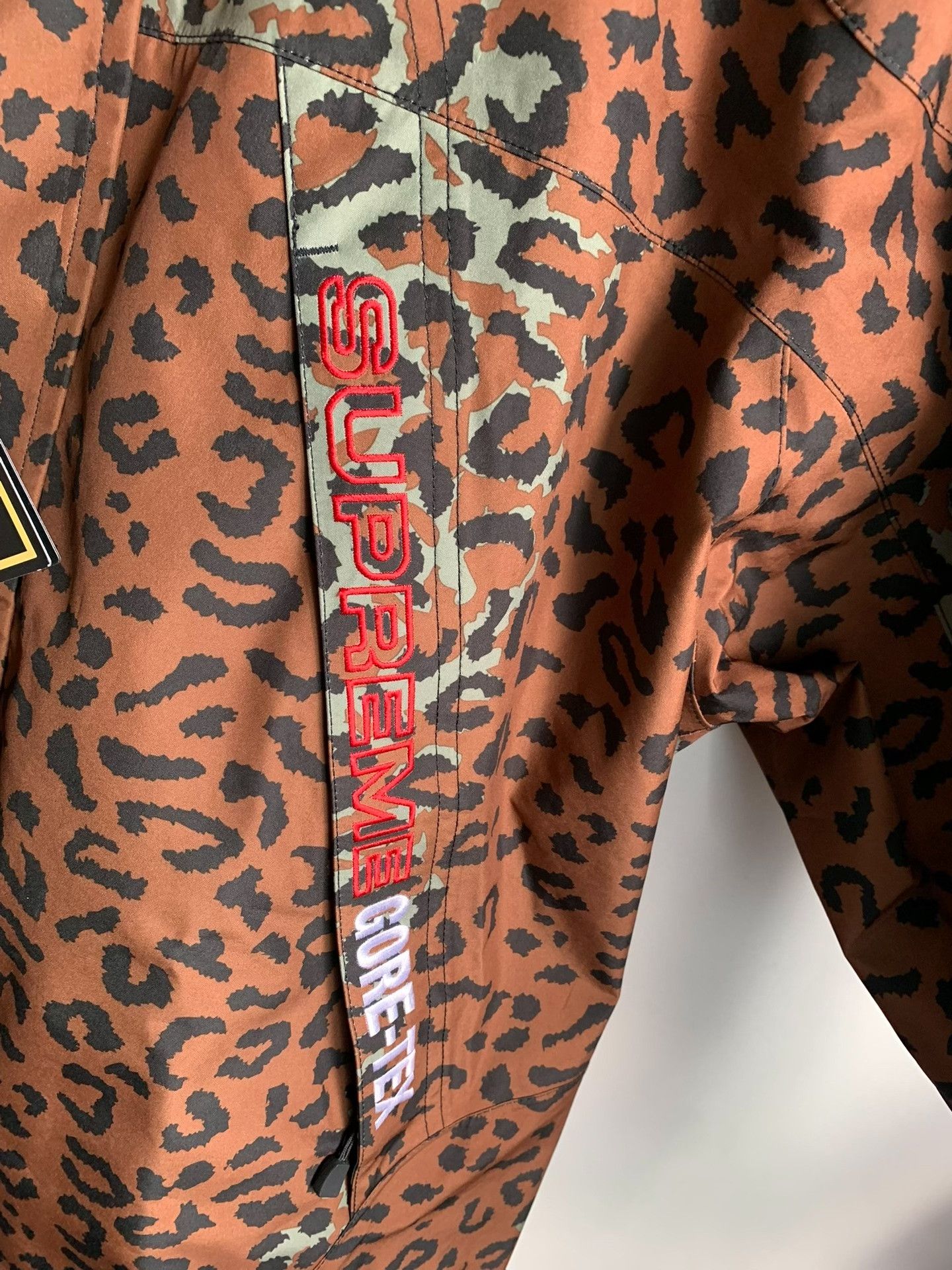 Supreme Supreme GORE-TEX Leopard Taped Seam Jacket L Size US L / EU 52-54 / 3 - 7 Thumbnail