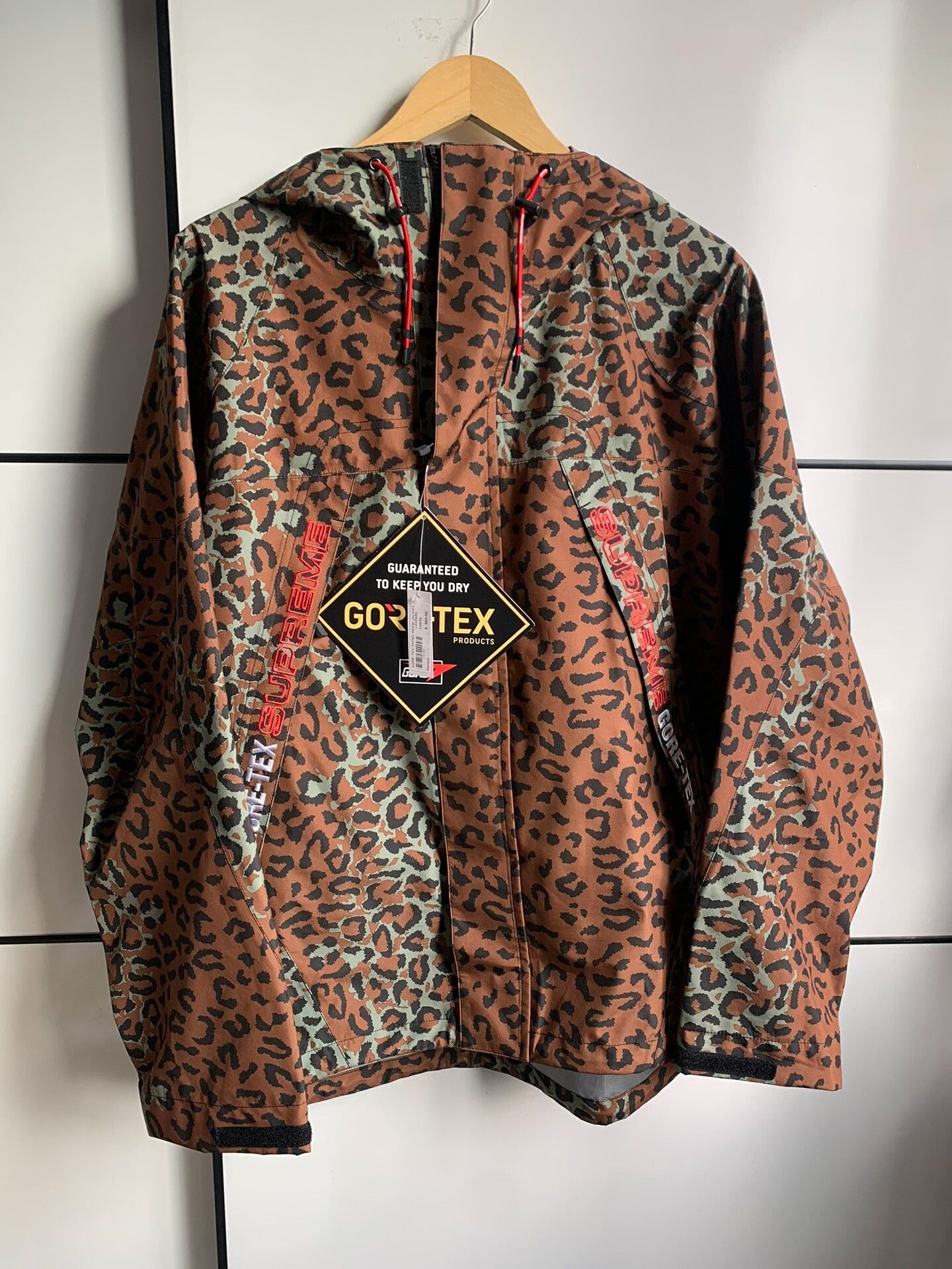 Supreme Supreme GORE-TEX Leopard Taped Seam Jacket L Size US L / EU 52-54 / 3 - 2 Thumbnail