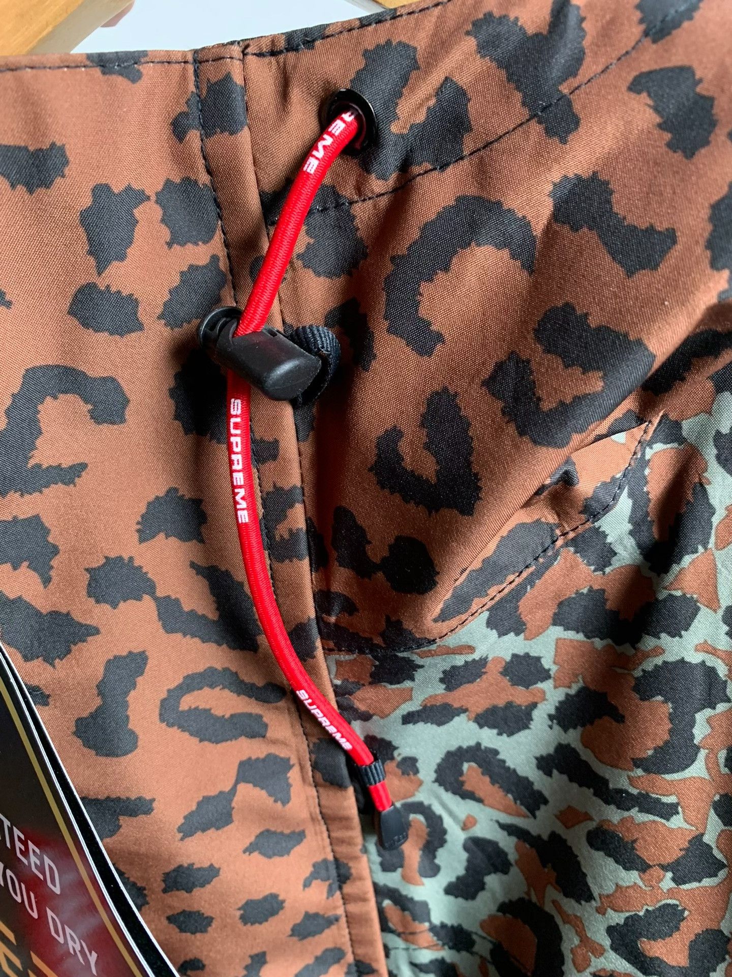 Supreme Supreme GORE-TEX Leopard Taped Seam Jacket L Size US L / EU 52-54 / 3 - 9 Thumbnail