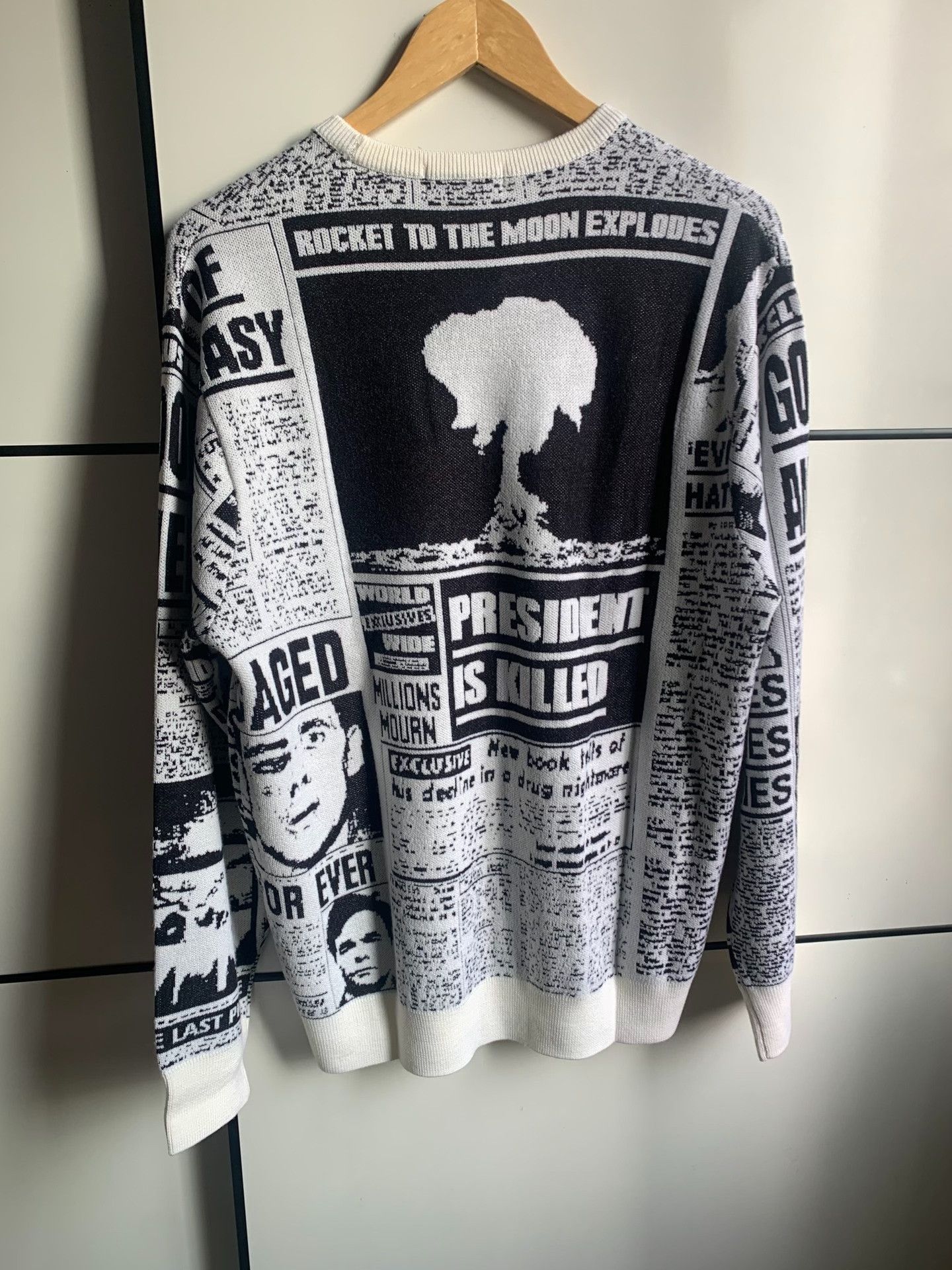 Supreme Supreme Newspaper Print Knit Sweater L Size US L / EU 52-54 / 3 - 4 Thumbnail